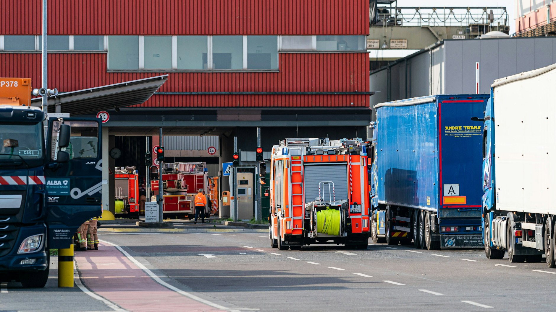 Die Feuerwehr ist mit mehr als 60 Einsatzkräften vor Ort.