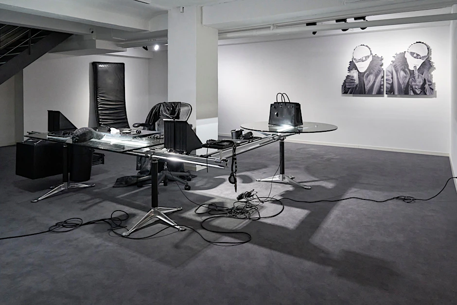 Sieht aus wie das Büro von Kanye „Ye“ West, ist aber die stylische Installation „Shooting Star“ von Julian-Jakob Kneer auf dem Reference Festival.