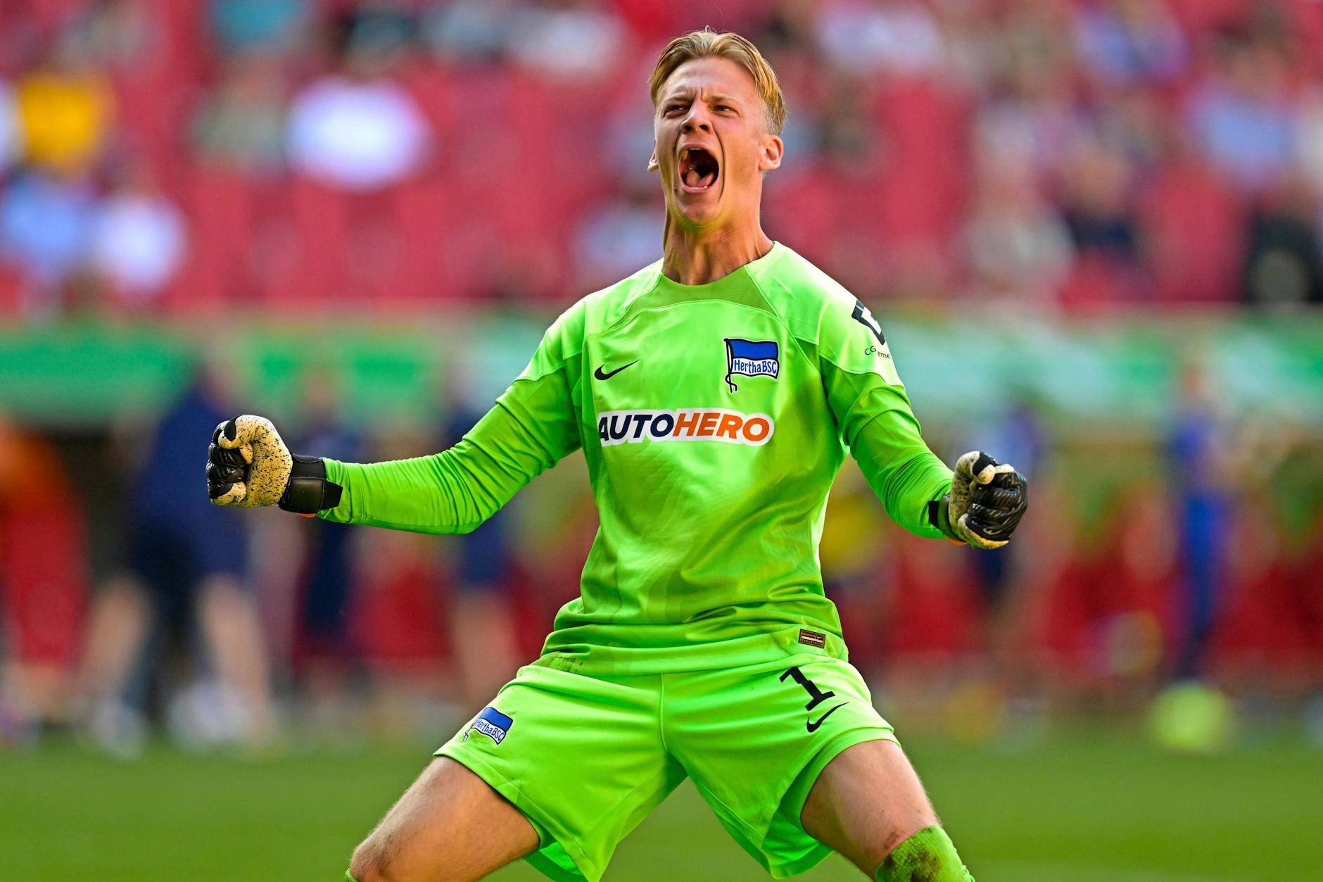 Sieht aus wie sein Jubel nach der Rettung in der Relegation, ist aber nach dem Sieg in Augsburg: Hertha-Keeper Oliver Christensen steht immer voll unter Strom.