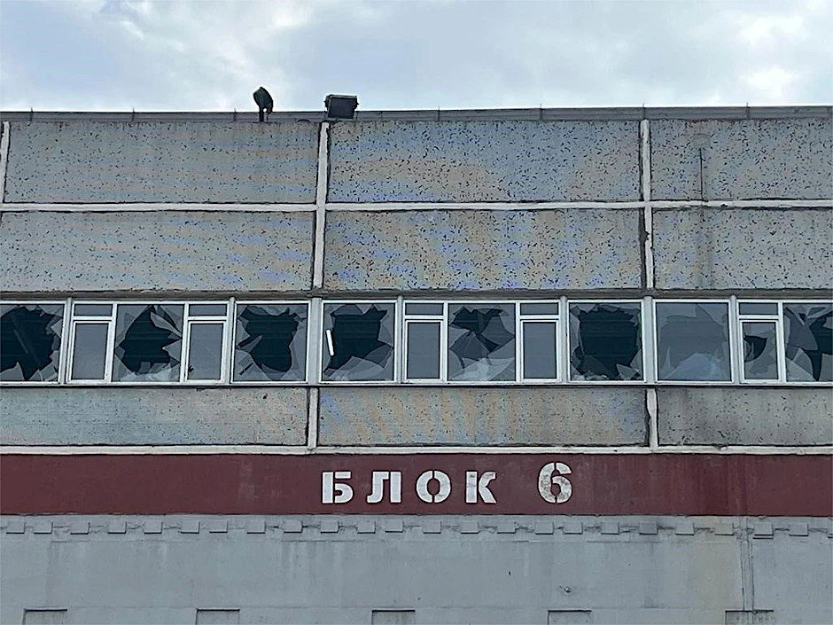 Außenansicht der durch die Kämpfe im Kernkraftwerk Saporischschja zerstörten Fenster.&nbsp;