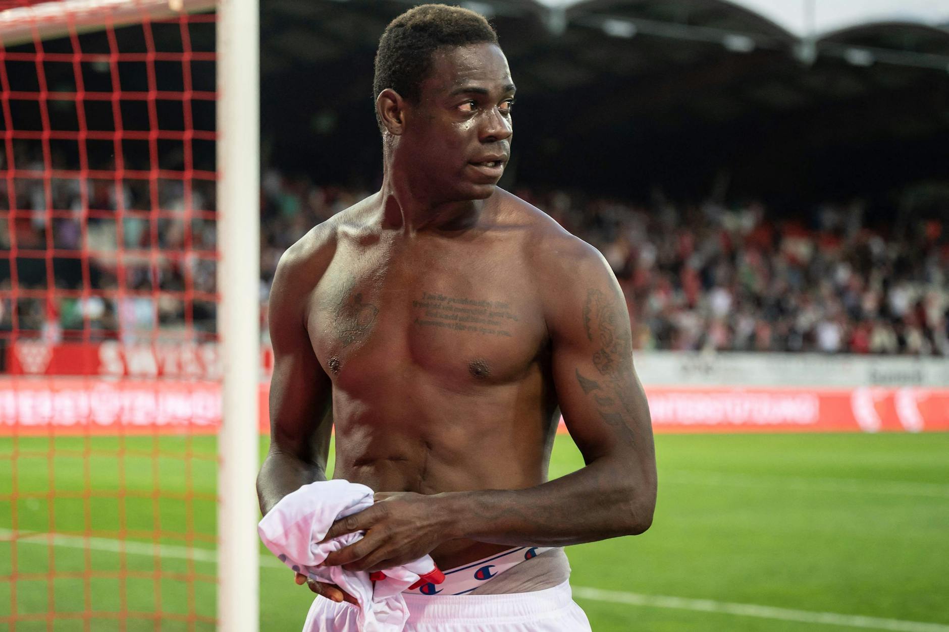 Zeigt sich noch immer gern oben ohne: der Italiener Mario Balotelli, der jetzt in der Schweizer Super League gelandet ist.