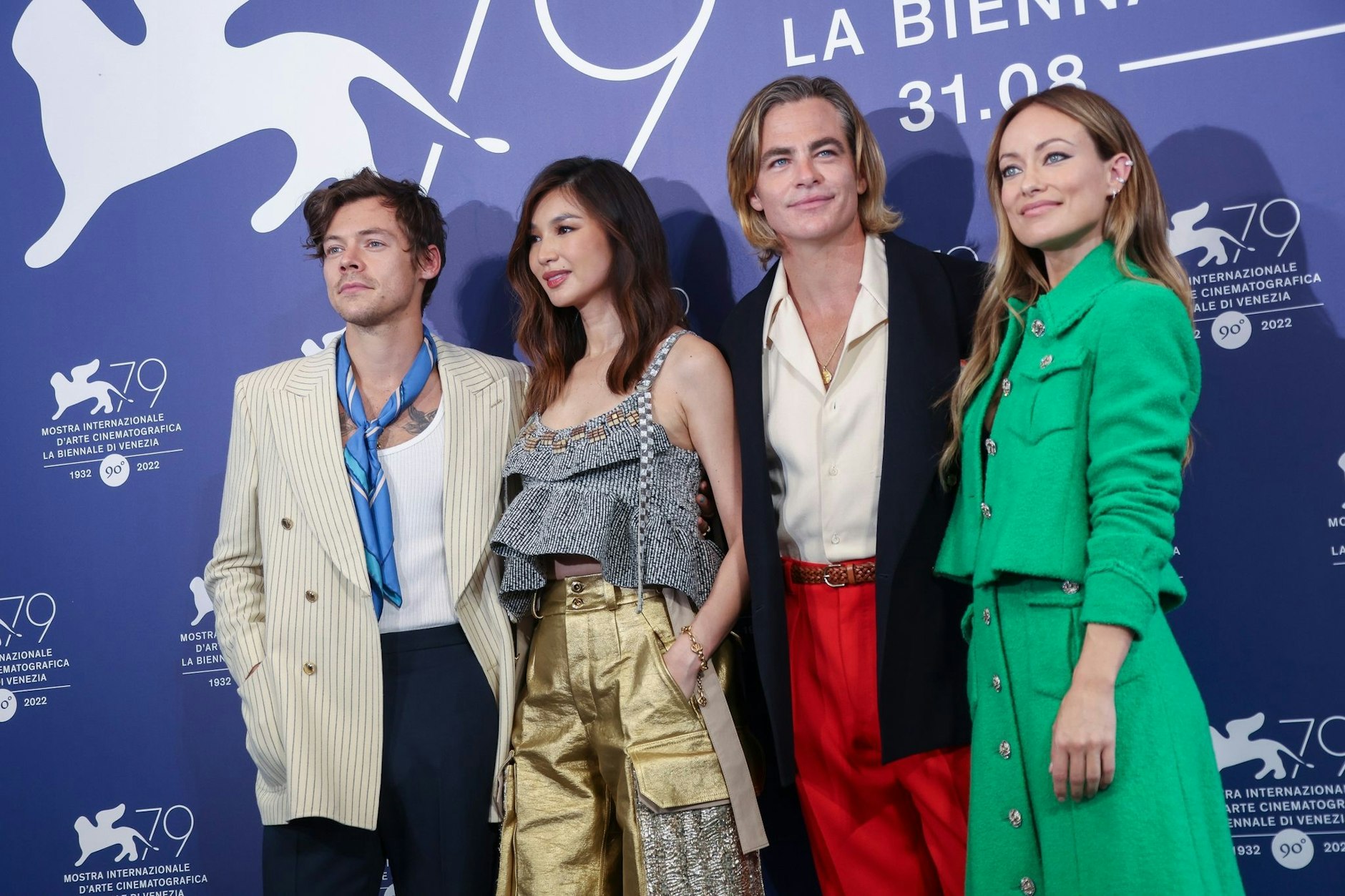 Harry Styles mit Gemma Chan, Chris Pine und Olivia Wilde beim Fototermin für den Film "Don't Worry Darling" bei den Filmfestspielen von Venedig.&nbsp;