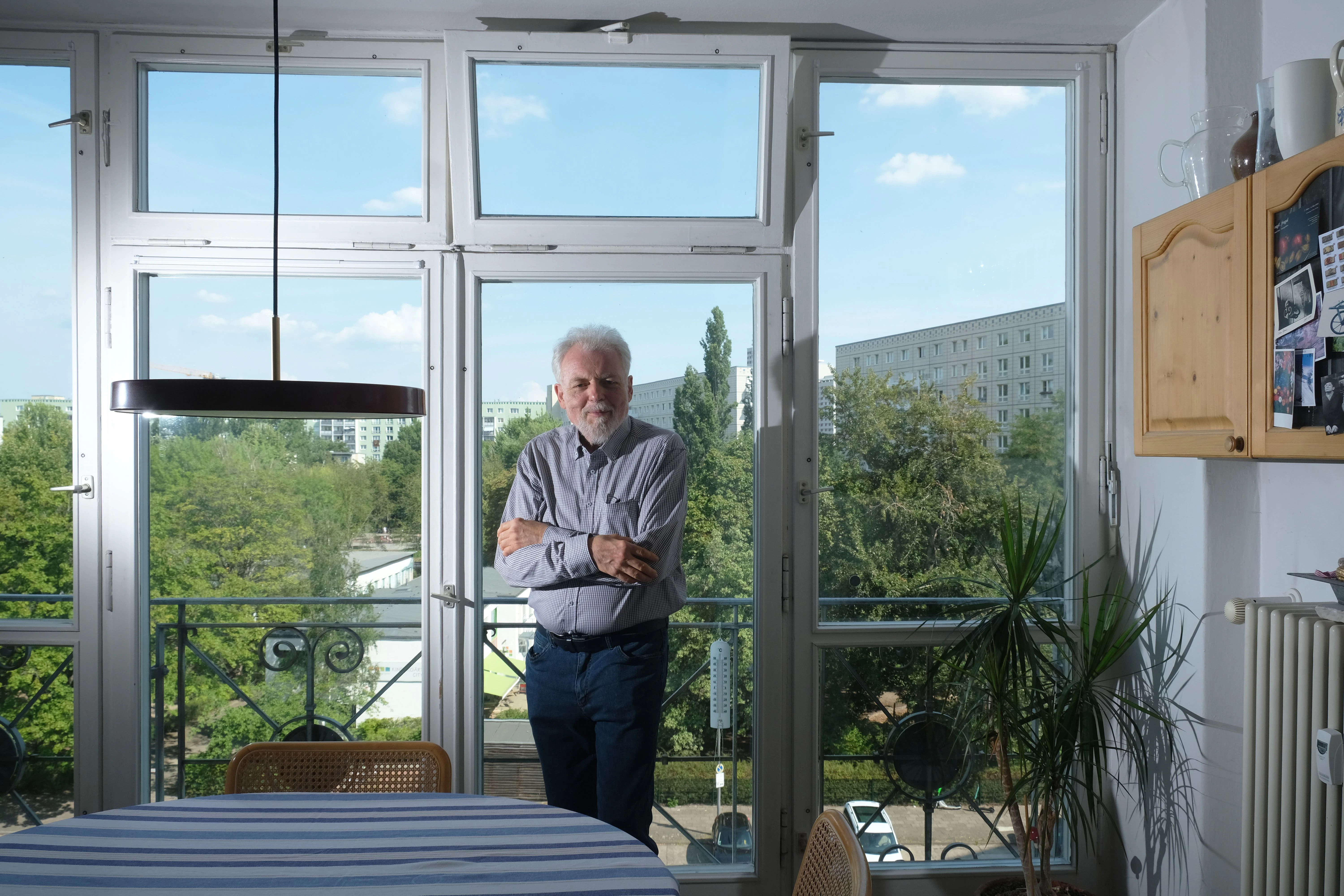 Lutz Rathenow vorm Küchenfenster