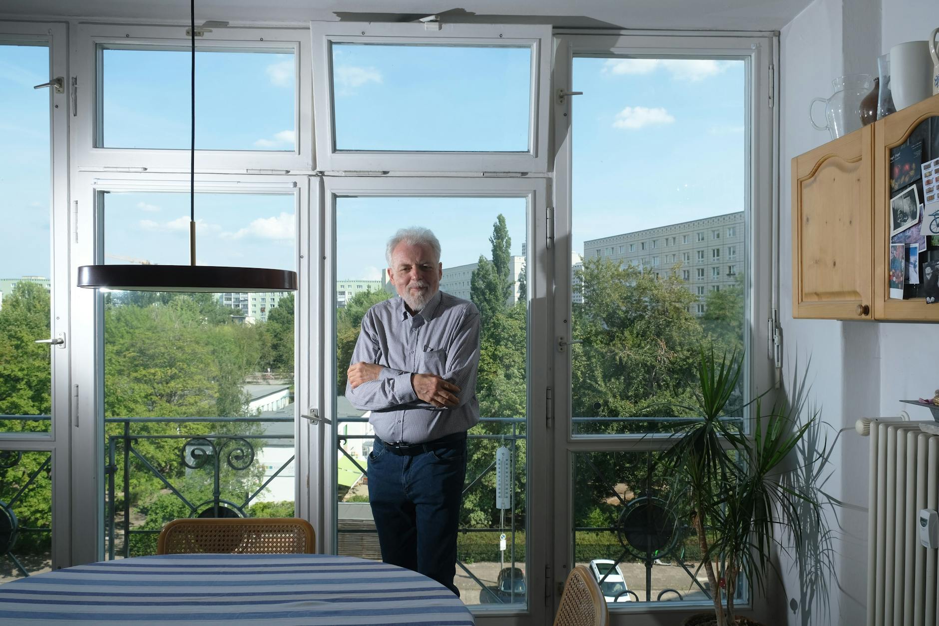 Lutz Rathenow vorm Küchenfenster