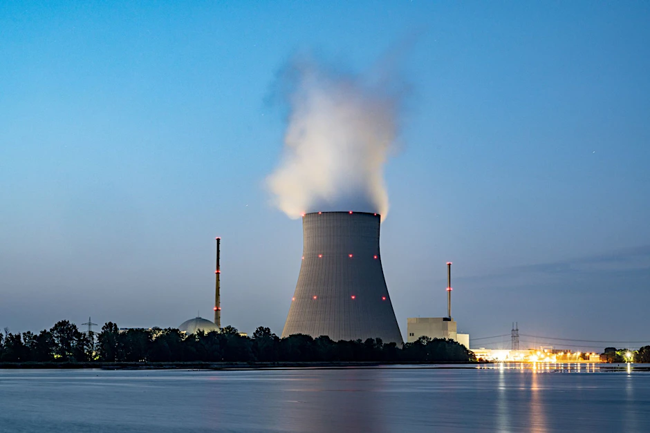 ARCHIV - Wasserdampf steigt aus dem Kühlturm des Atomkraftwerks Isar 2 in Bayern.  