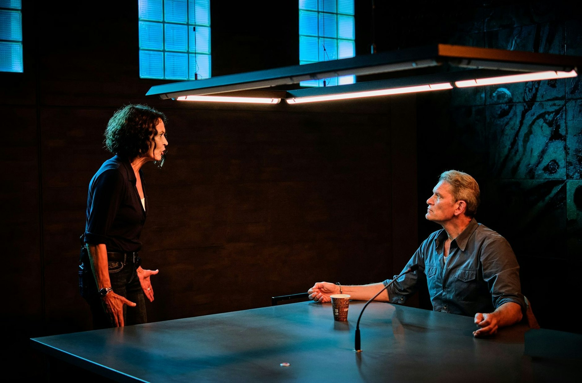 HANDOUT - Das Verhör dauert an. Kessler (Götz Otto) verliert langsam seine Verbindlichkeit und Lena Odenthal (Ulrike Folkerts) die Geduld in einer Szene aus «Tatort: Das Verhör».  