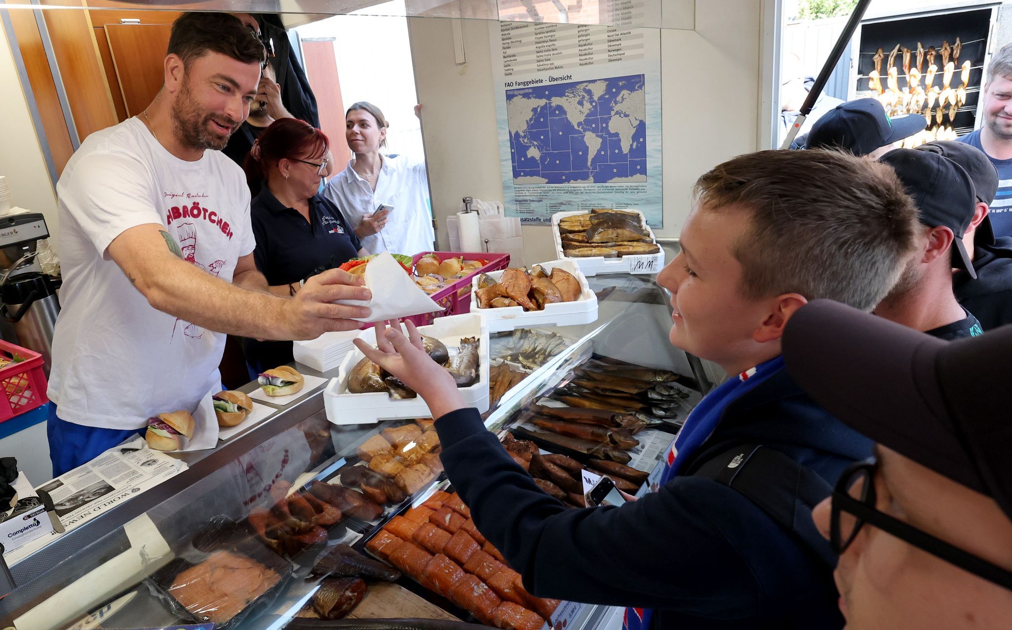 Raffinierter Rapper: DARUM verschenkt Marteria hier 500 Fischbrötchen an seine treuen Fans