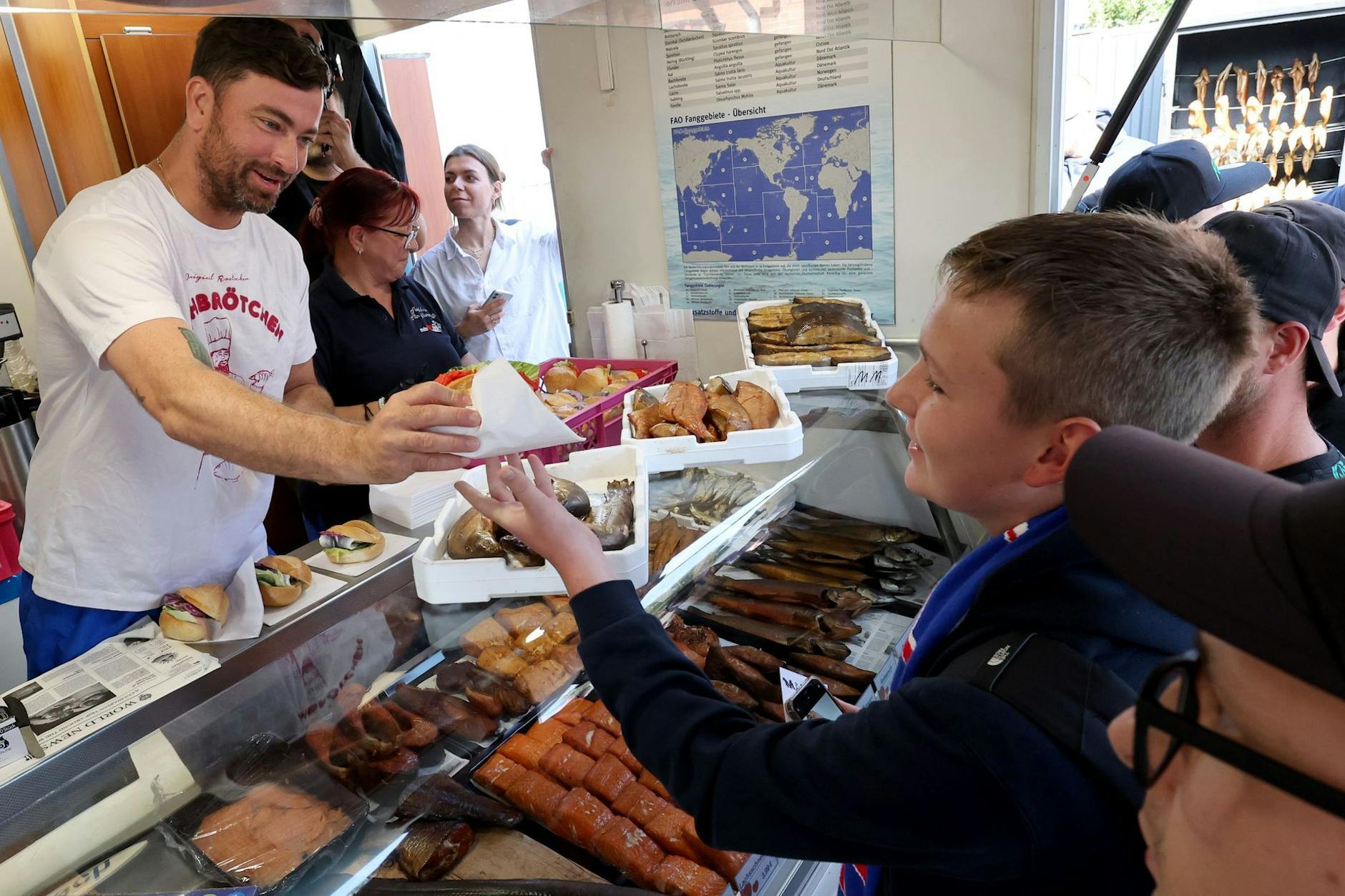 Rapper Marteria verschenkt auf der Warnemünder Mole rund 500 Fischbrötchen an seine Fans.