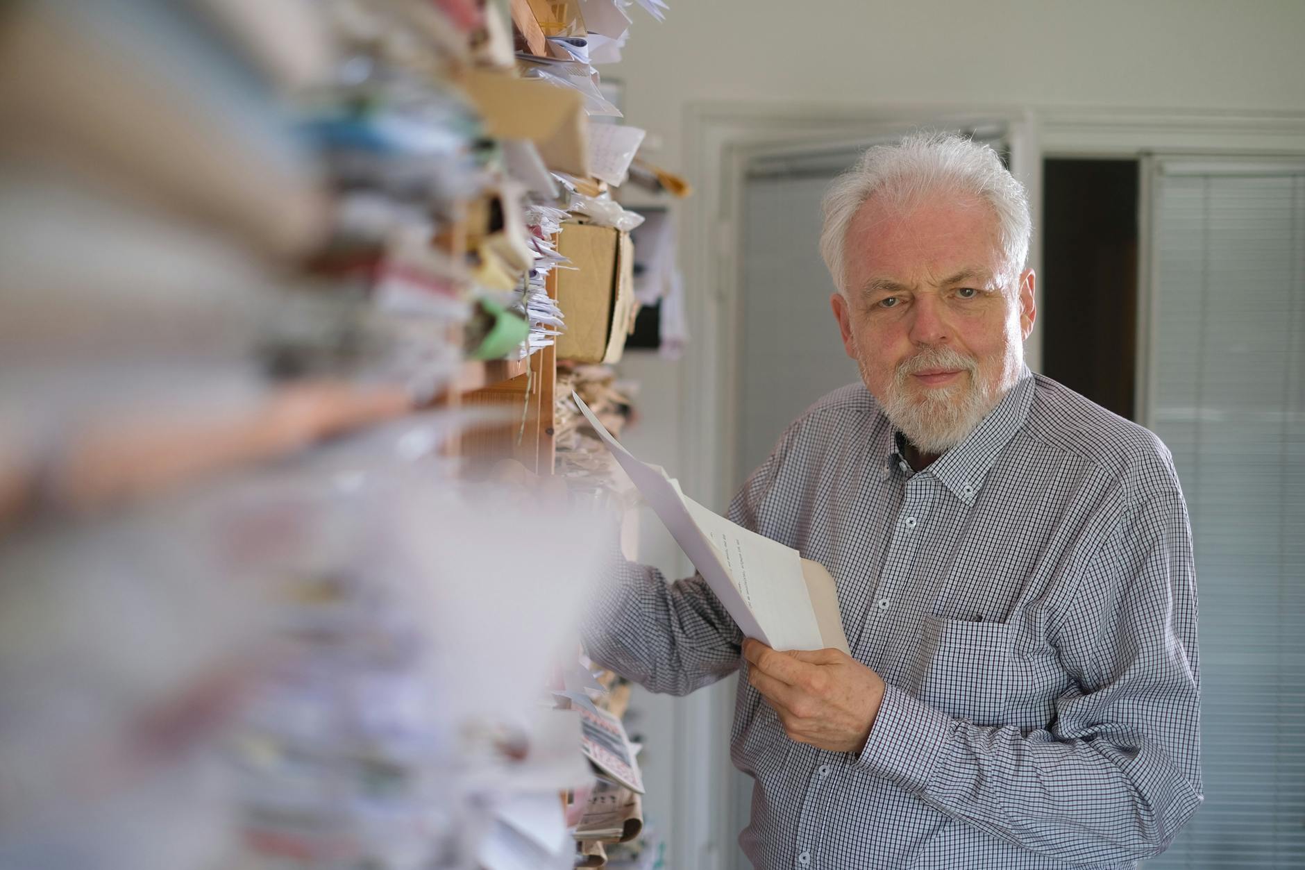 Ein Leben auf Papier: Lutz Rathenow vor seinem Regal mit Manuskripten und Veröffentlichungen