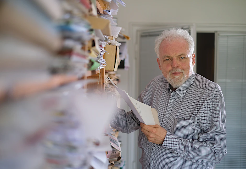 Ein Leben auf Papier: Lutz Rathenow vor seinem Regal mit Manuskripten und Veröffentlichungen