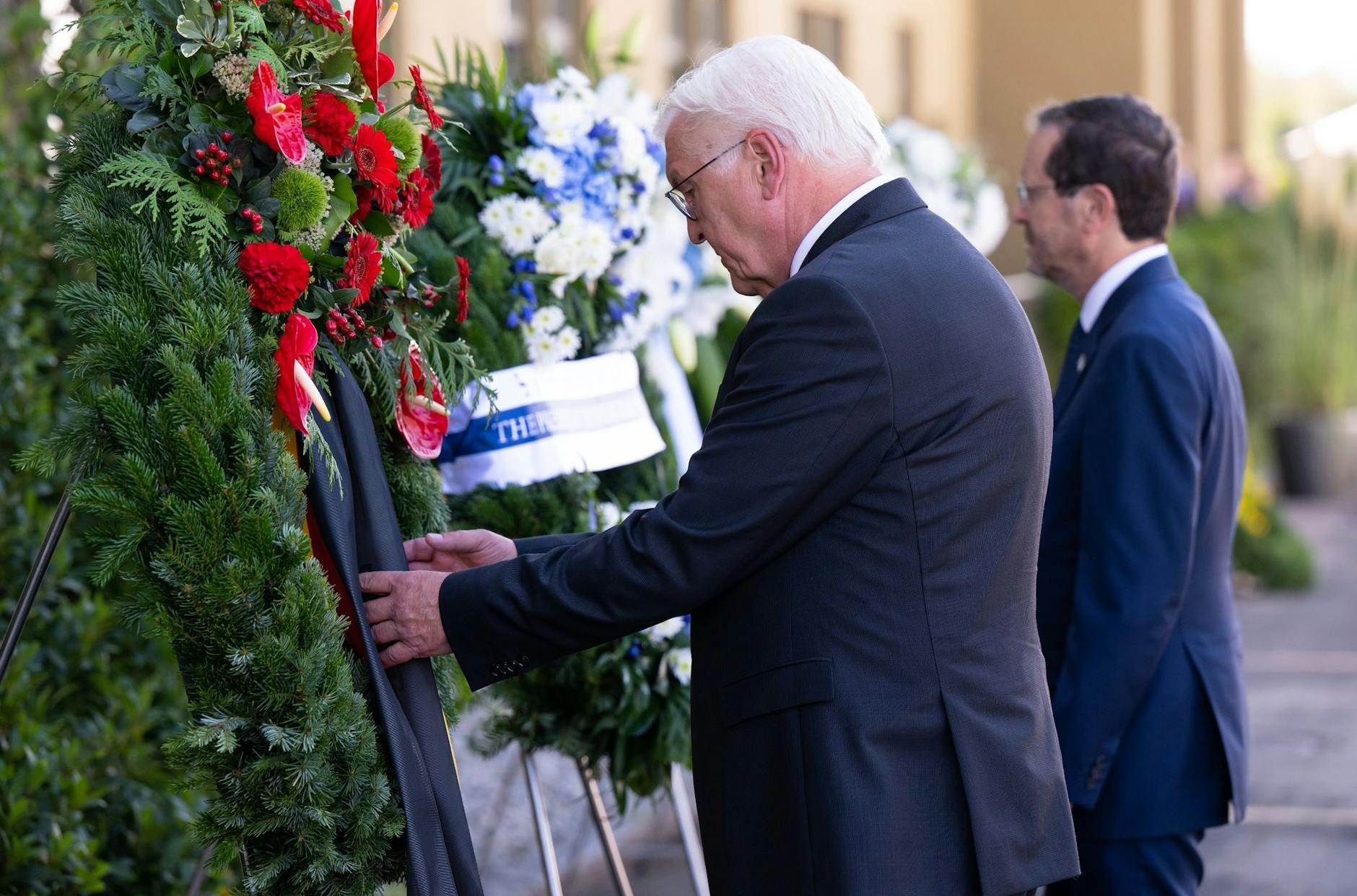 dpatopbilder - Bundespräsident Frank-Walter Steinmeier (l) und der israelische Präsident Izchak Herzog bei der gemeinsamen Kranzniederlegung in Fürstenfeldbruck.