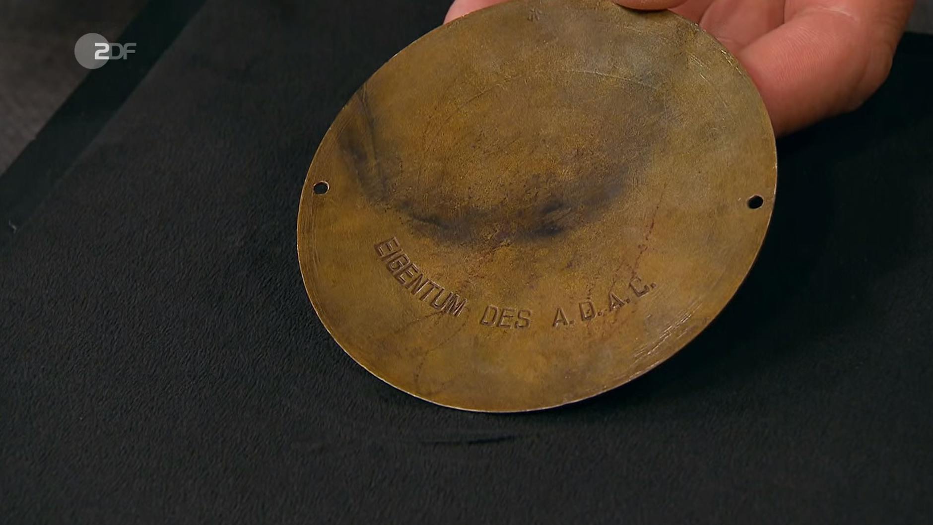 Die Plaketten sind Eigentum vom ADAC, wenn man den Club verlässt muss man sie auch vom Auto entfernen