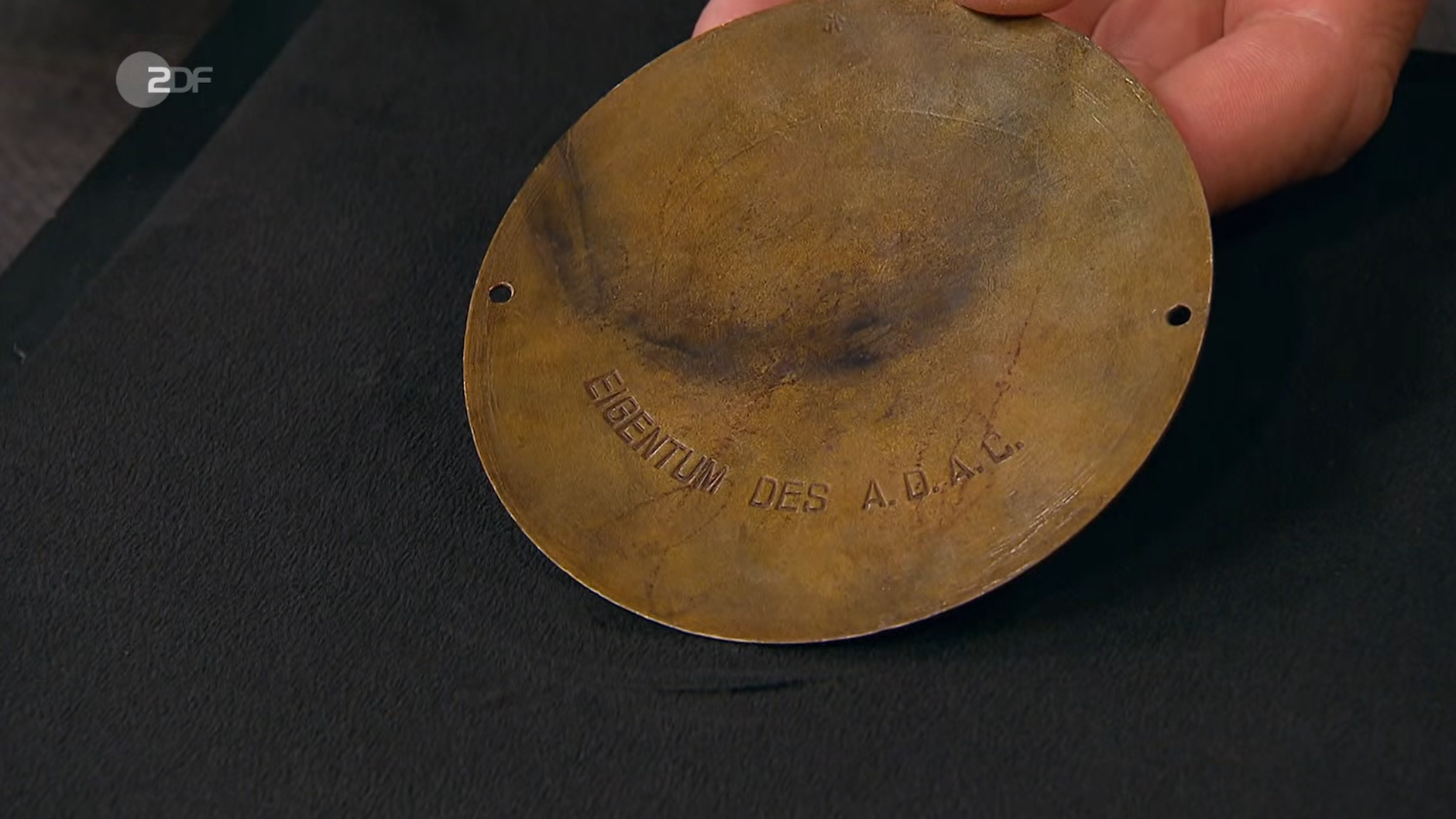 Die Plaketten sind Eigentum vom ADAC, wenn man den Club verlässt muss man sie auch vom Auto entfernen