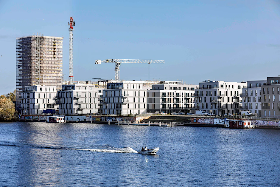 Spandau hat mit der Havel viel Wasser, so wie hier im Ortsteil Haselhorst mit schicken Neubauten.