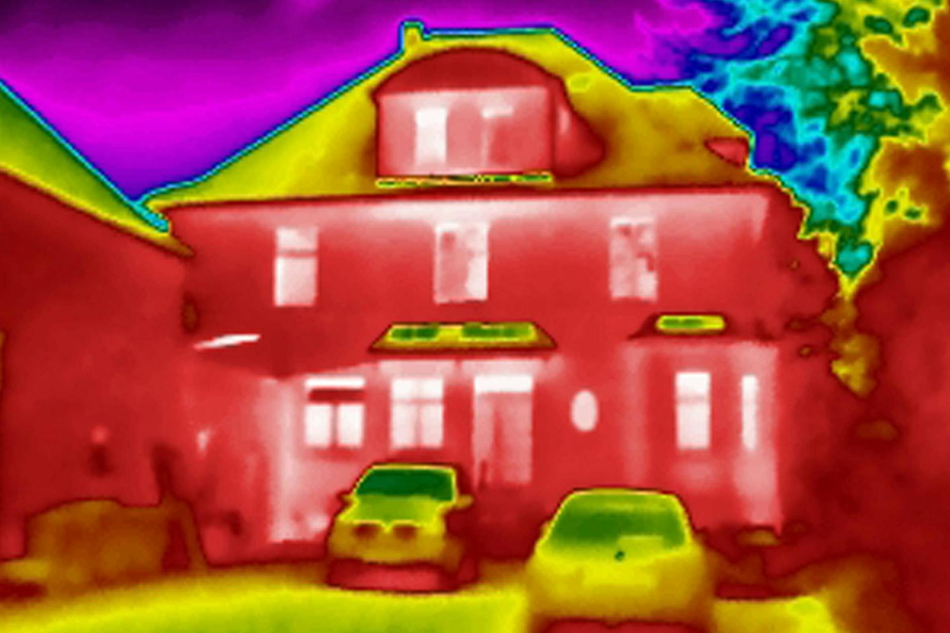 Ein ungedämmter Altbau: Wo das Wärmebild rot und an den Fenster fast weiß ist, geht viel Heizungsenergie verloren.