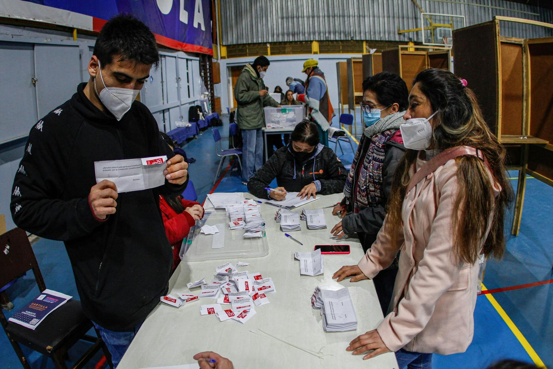 Stimmenauszählung in Valparaiso nach der Volksabstimmung über die neue chilenische Verfassung.  ges via ZUMA Press Wire/dpa