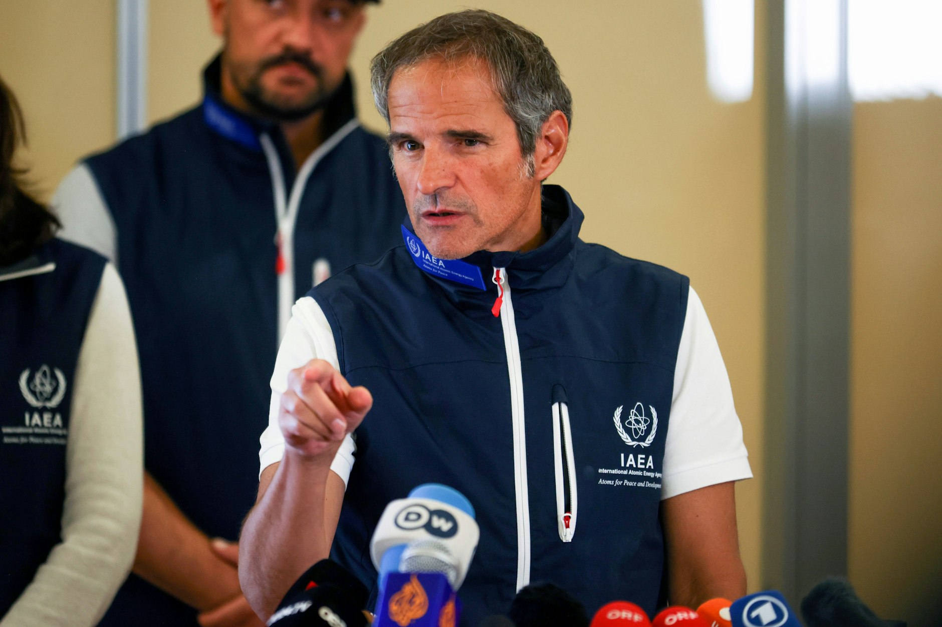 Der Chef der Internationalen Atomenergiebehörde, Rafael Grossi, ist sehr besorgt wegen der Lage am ukrainischen Atomkraftwerk Saporischschja. Auf dem Foto ist er bei einer Pressekonferenz in Wien zu sehen.&nbsp;