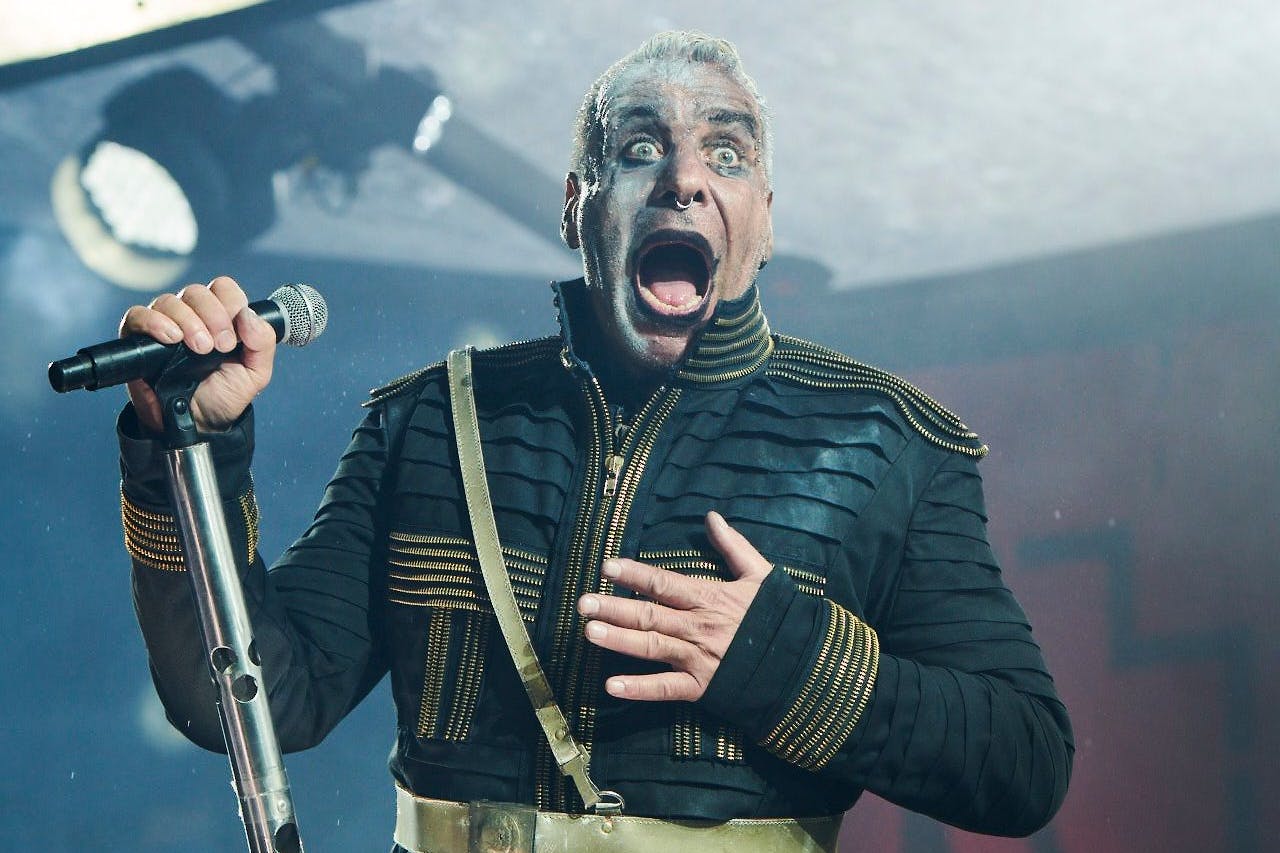 Till Lindemann ist der Frontmann von Rammstein - die Band ist bekannt für ihre gigantischen Bühnen-Shows.