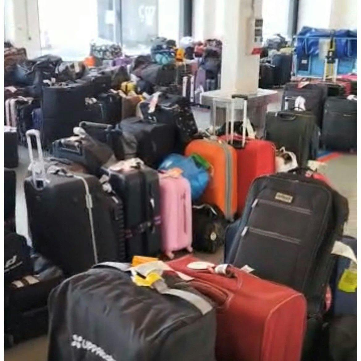 Ein aktueller Blick in ein Gepäcklager am BER: Im Keller des Flughafens stehen Koffer und Taschen, die bislang nicht zugestellt werden konnten.