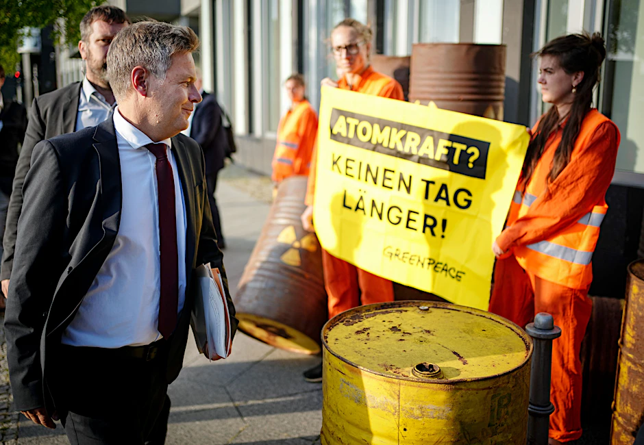 Nebenkriegsschauplatz Atomkraft: Bundeswirtschaftsminister Robert Habeck (Bündnis 90/Die Grünen) auf dem Weg zur Pressekonferenz zu den Ergebnissen des Stresstests zum Weiterbetrieb von Atomkraftwerken.