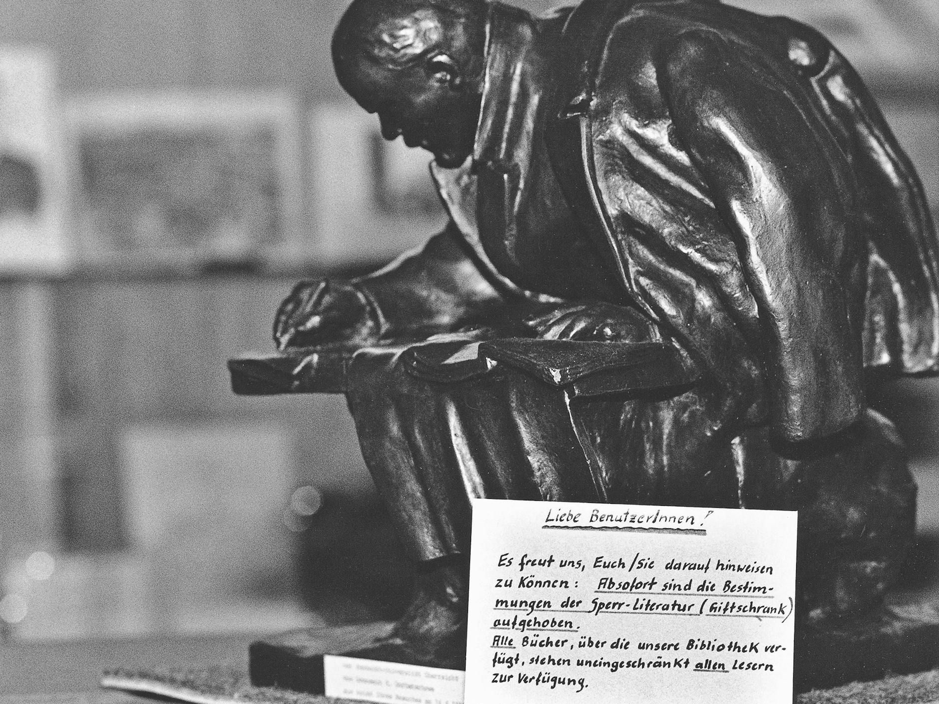 Lesesaal des Instituts für Marxismus-Leninismus in Ost-Berlin am 17. November 1989: Der Giftschrank existiert nicht mehr. Ein Bild aus der Ausstellung.