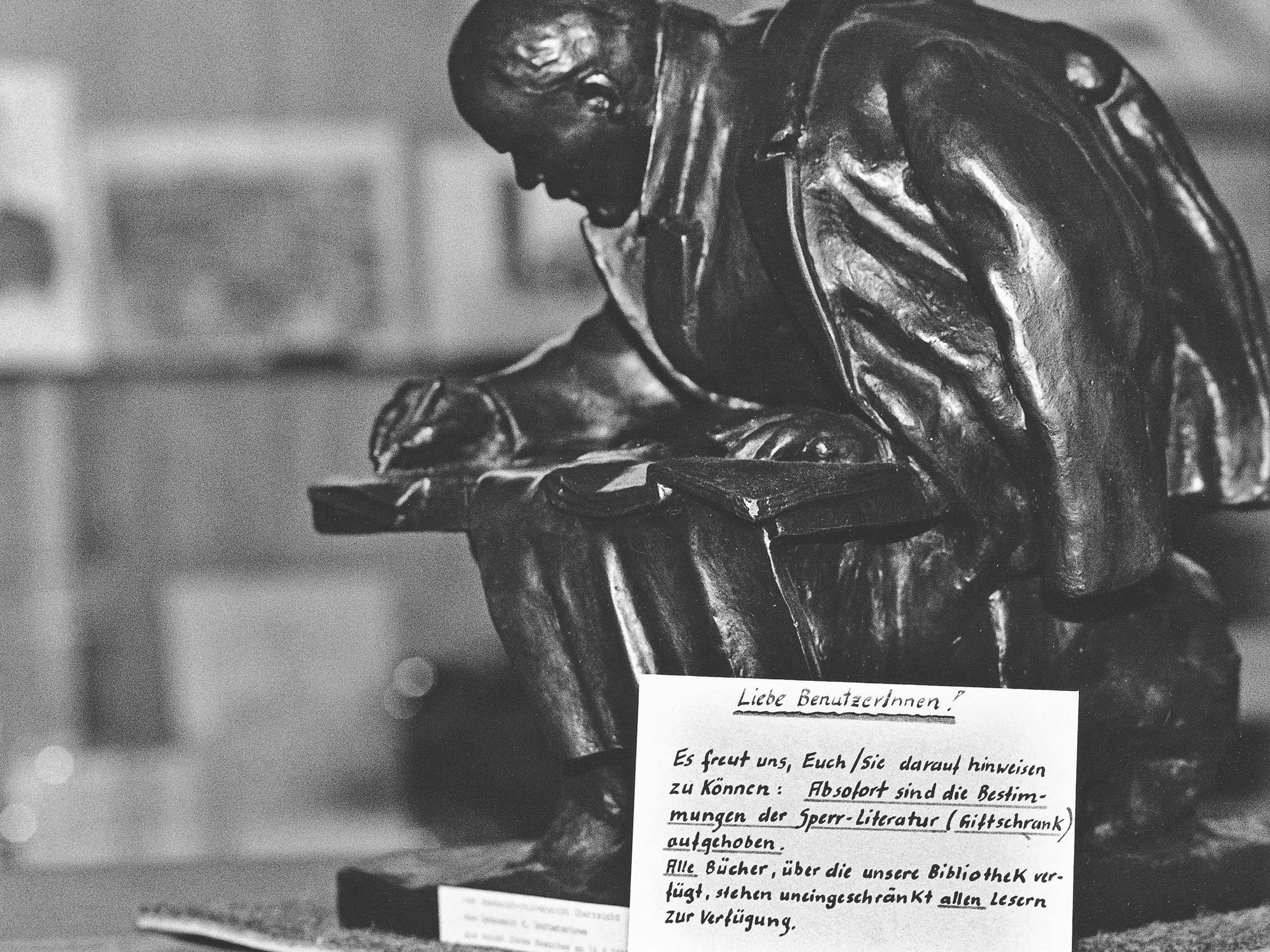 Lesesaal des Instituts für Marxismus-Leninismus in Ost-Berlin am 17. November 1989: Der Giftschrank existiert nicht mehr. Ein Bild aus der Ausstellung.
