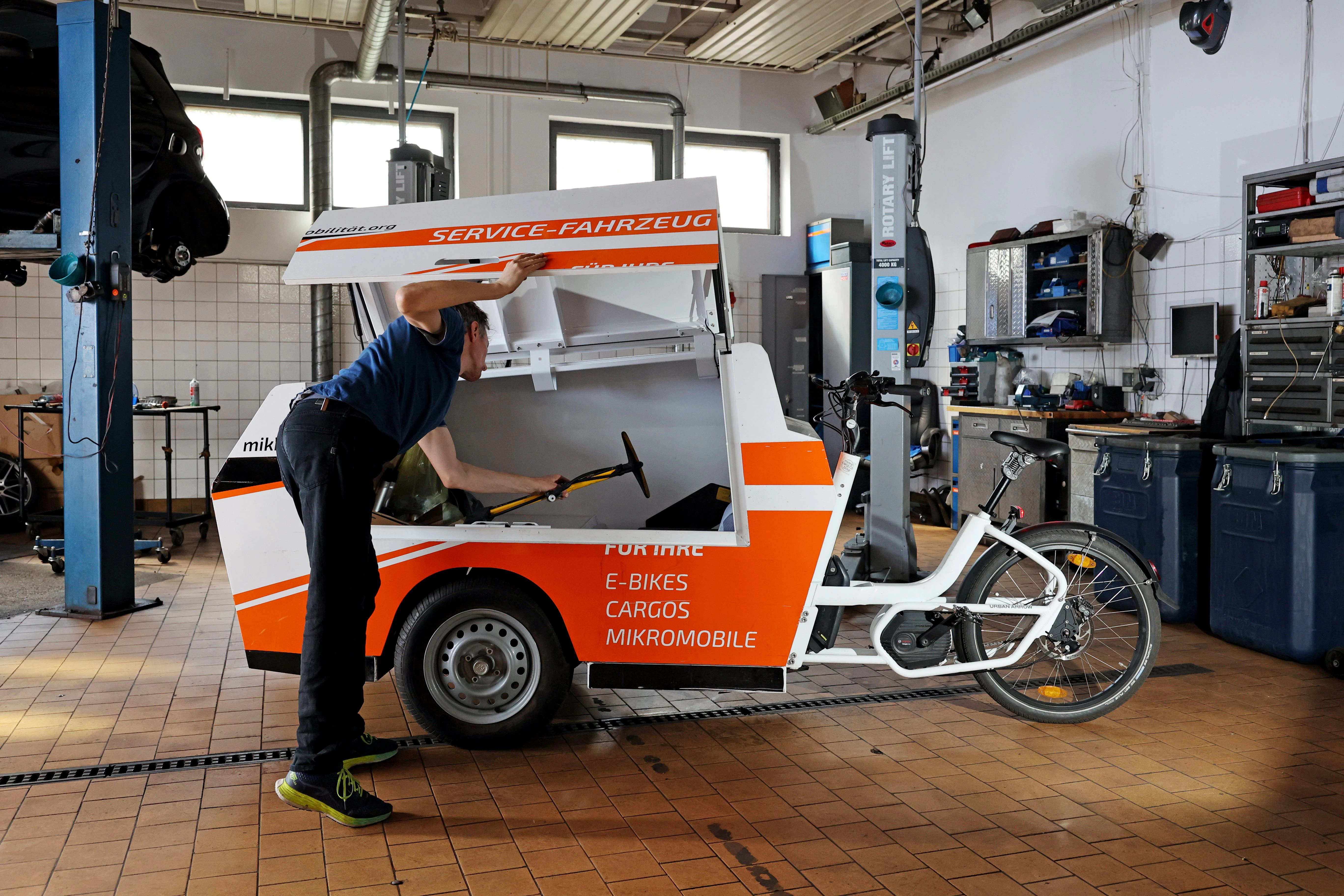 Lastenrad in der Autowerkstatt