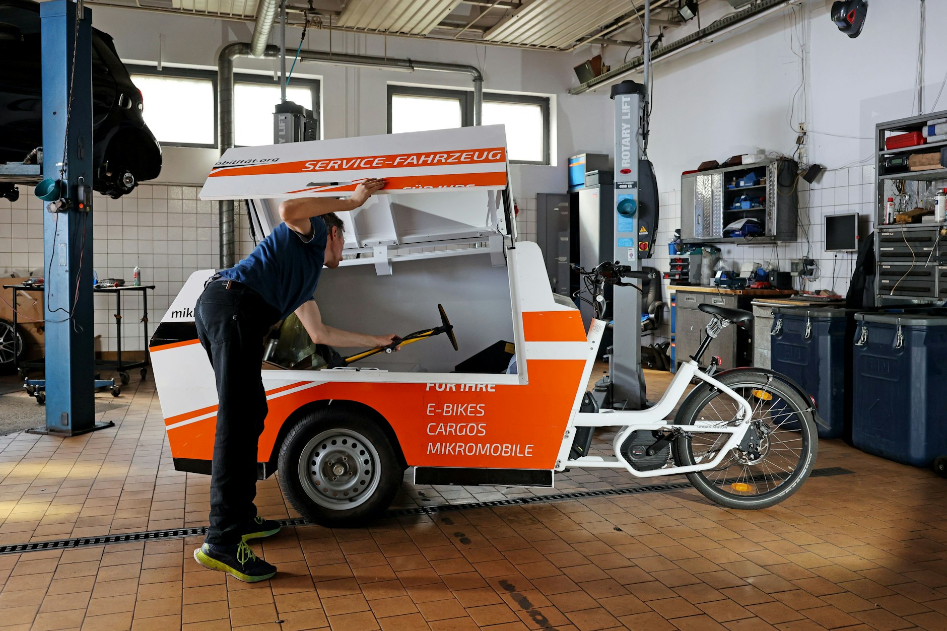 Lastenrad in der Autowerkstatt