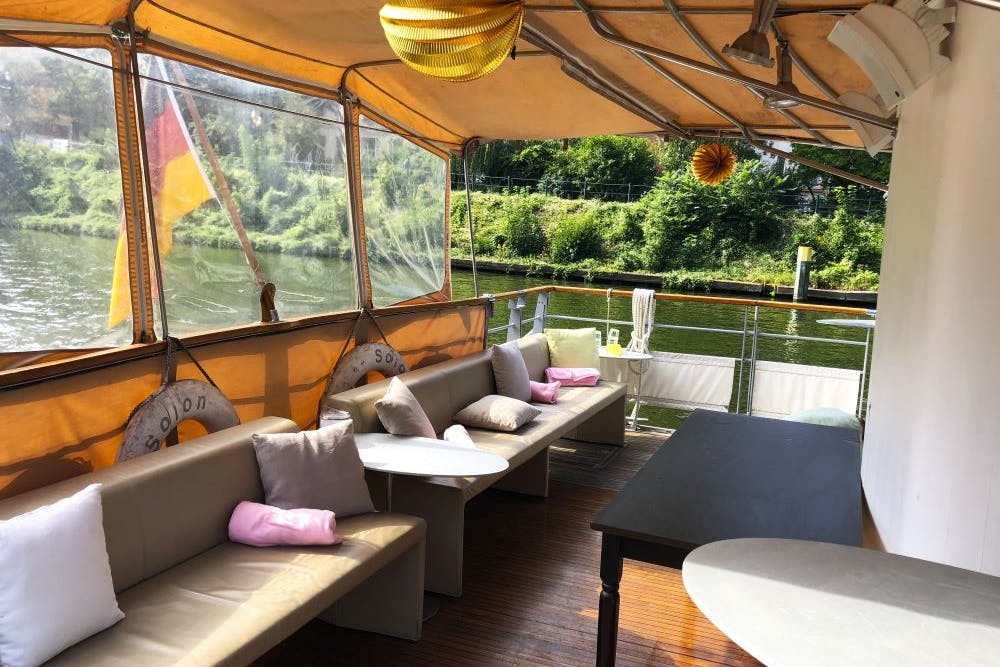 Hinten am Heck gibt es einen Außenbereich, der im Winter mit Planen abgeschlossen wird und wo man gemütlich sitzt oder ein Buffet aufgebaut werden kann.