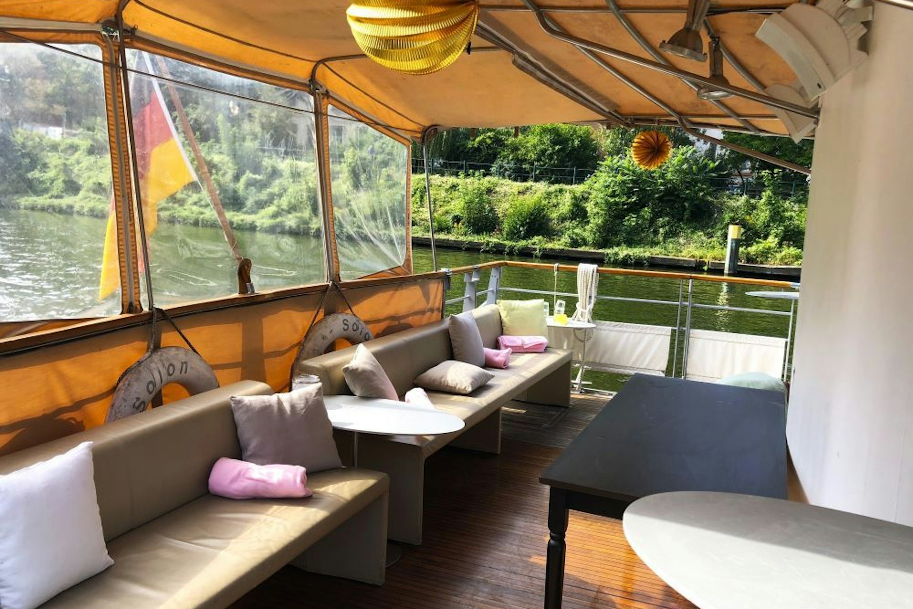 Hinten am Heck gibt es einen Außenbereich, der im Winter mit Planen abgeschlossen wird und wo man gemütlich sitzt oder ein Buffet aufgebaut werden kann.