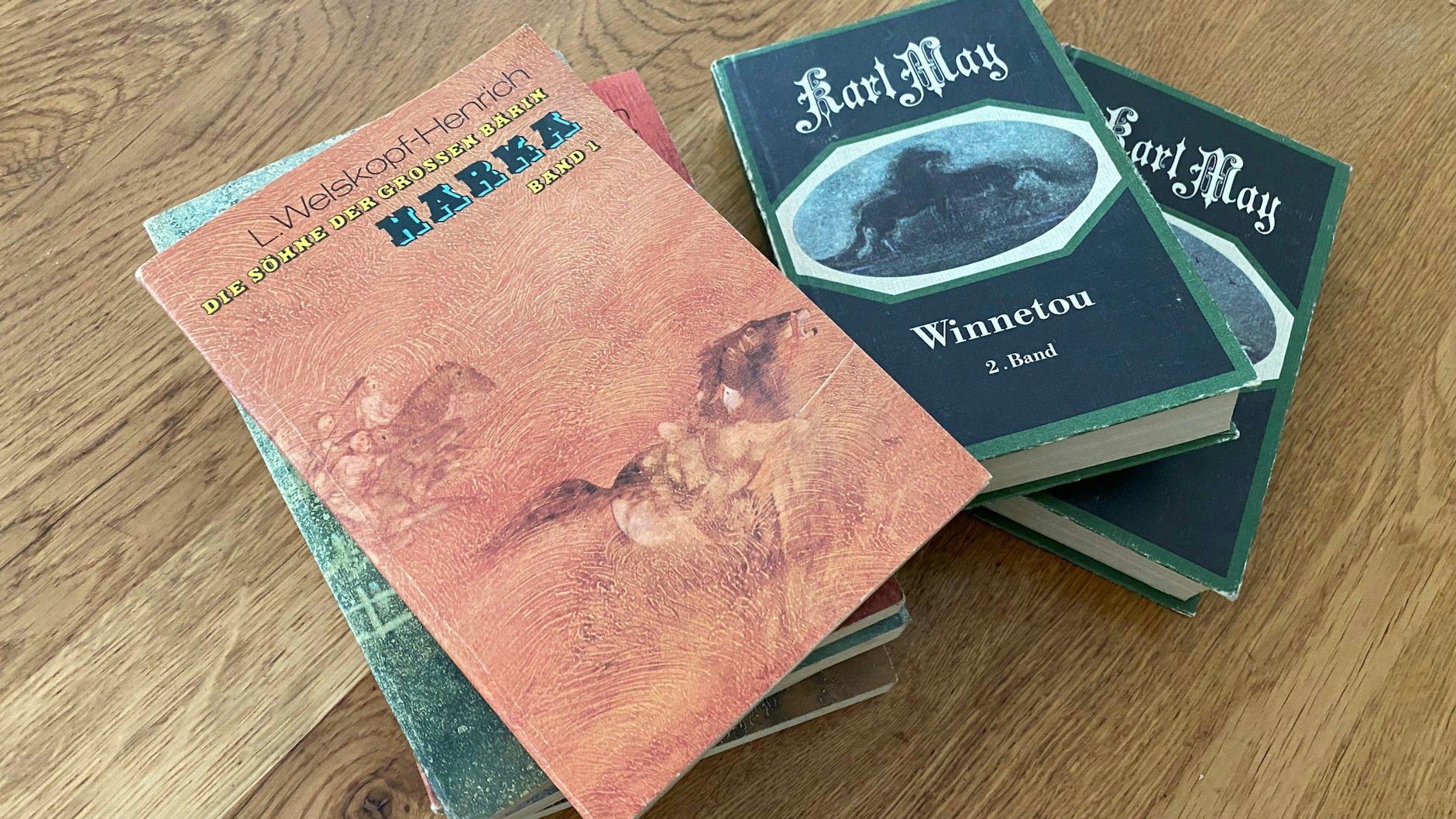 Die Saga „Die Söhne der großen Bärin“ waren im Osten beliebt. Ab 1982 erschienen dann auch die „Winnetou“-Bücher von Karl May in der DDR. 