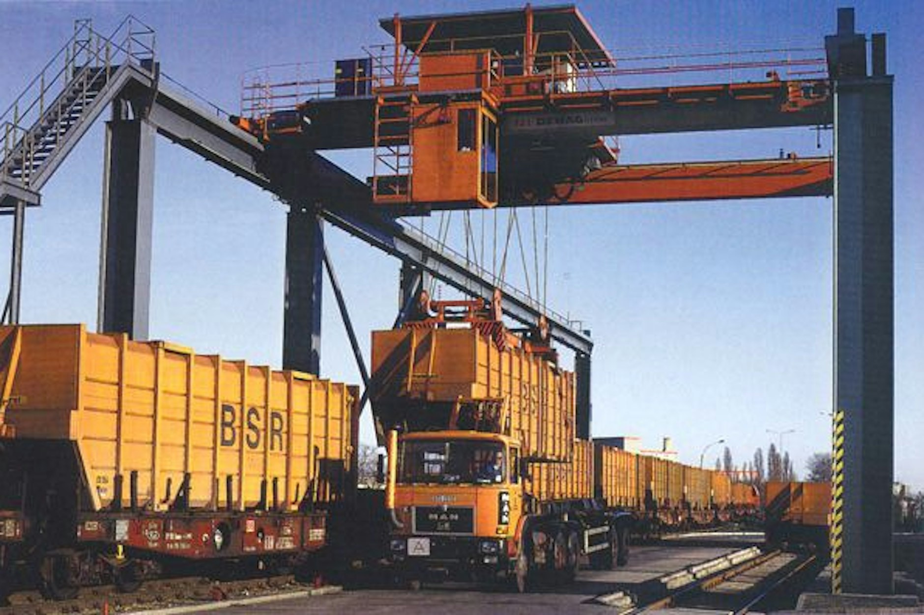 Einst wurden auf dem Güterbahnhof Teltowkanal der NME auch Müllcontainer der BSR umgeschlagen.