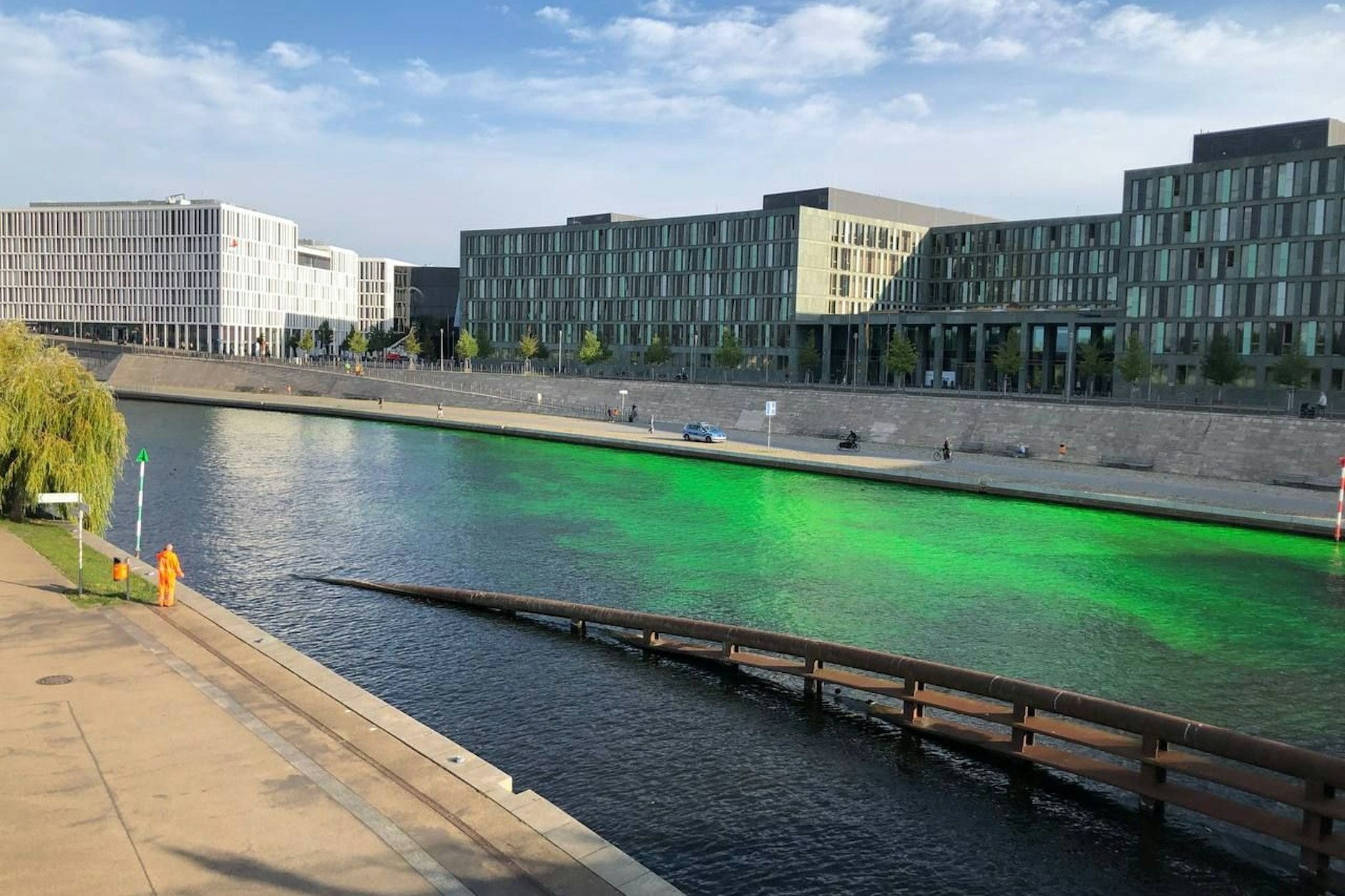 Grüne Spree im Regierungsviertel