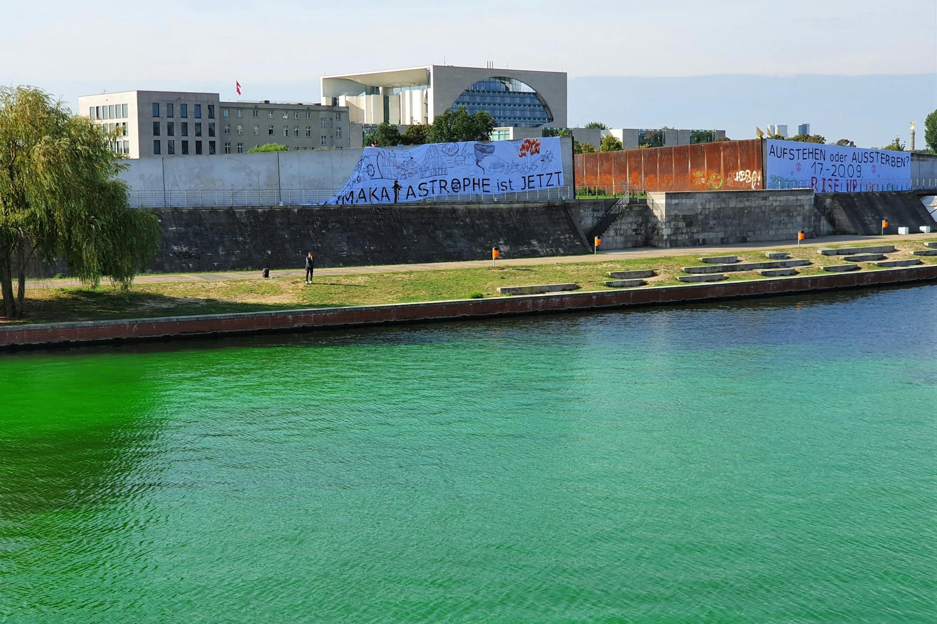 Banner im Regierungsviertel mit der Aufschrift „Klimakatastrophe ist jetzt. Aufstehen oder Aussterben. 17. – 20.09. Rise Up“.