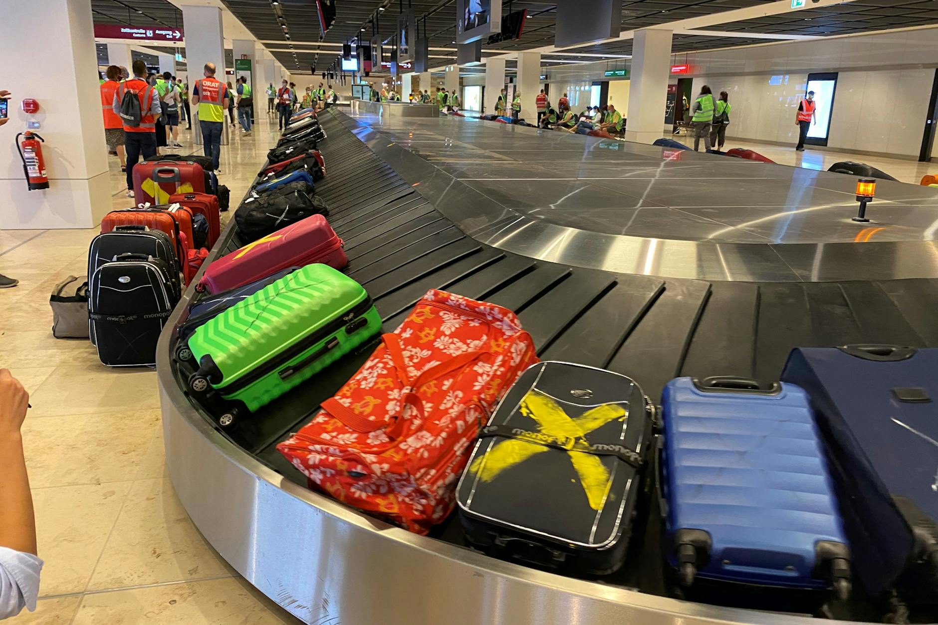 Hier klappte noch alles. Koffer beim Probebetrieb im BER 2020, einige Monate vor der Eröffnung des Flughafens. Mit solchen Gepäckstücken wurden die Abläufe am Hauptstadt-Airport geprobt.