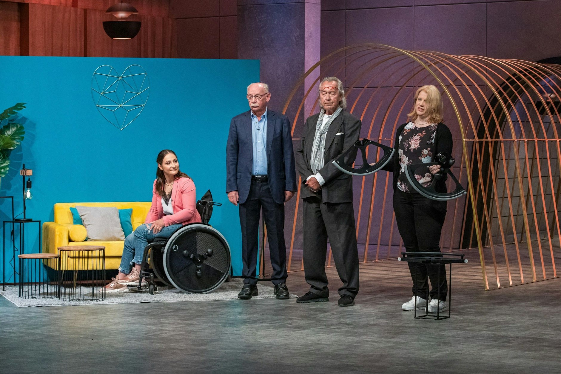 Olympiasiegerin Kristina Vogel stellt zusammen mit Wolf Dietrich Pflaumbaum, Christian Czapek und Dr. Christine Pflaumbaum (v.l.) die innovativen Rollstuhlträder vor.