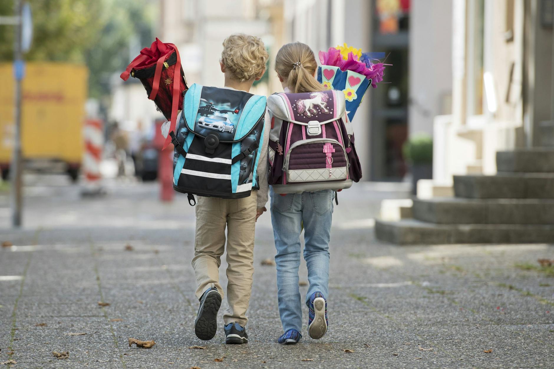 Zwei Kinder mit Schultüte auf dem Schulweg (Symbolbild)