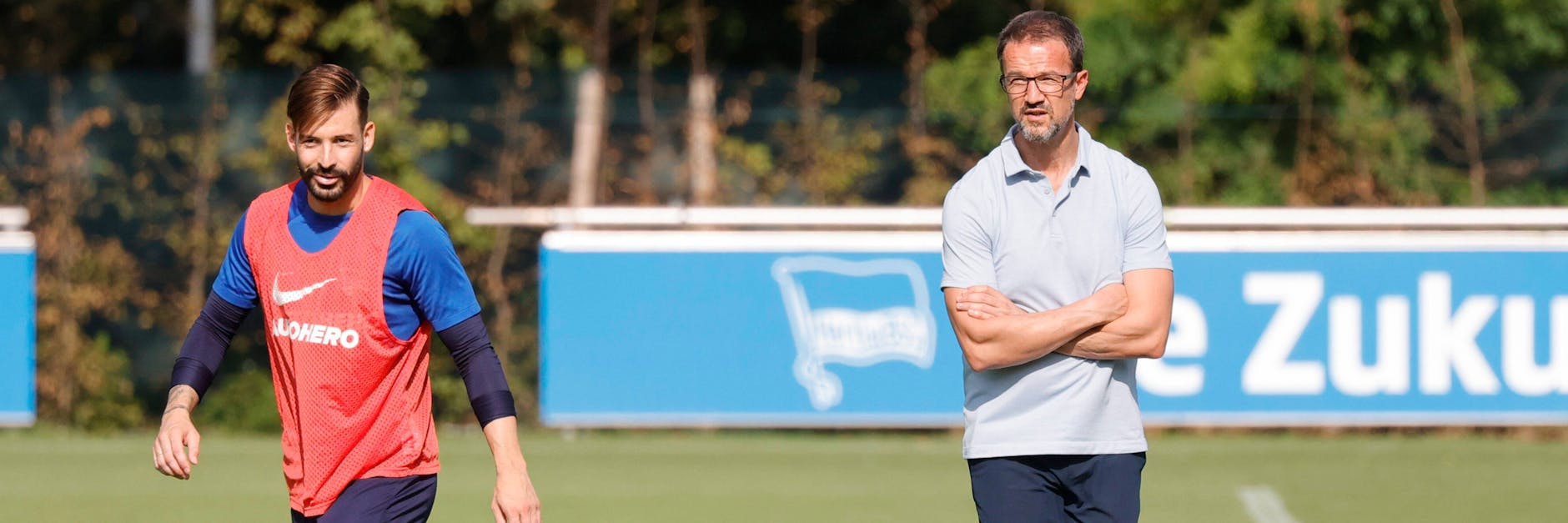 Herthas Manager Fredi Bobic schaut auch im Training genau hin: Der Vertrag von Marvin Plattenhardt (l.) läuft genauso aus wie der vieler anderer Hertha-Profis. 