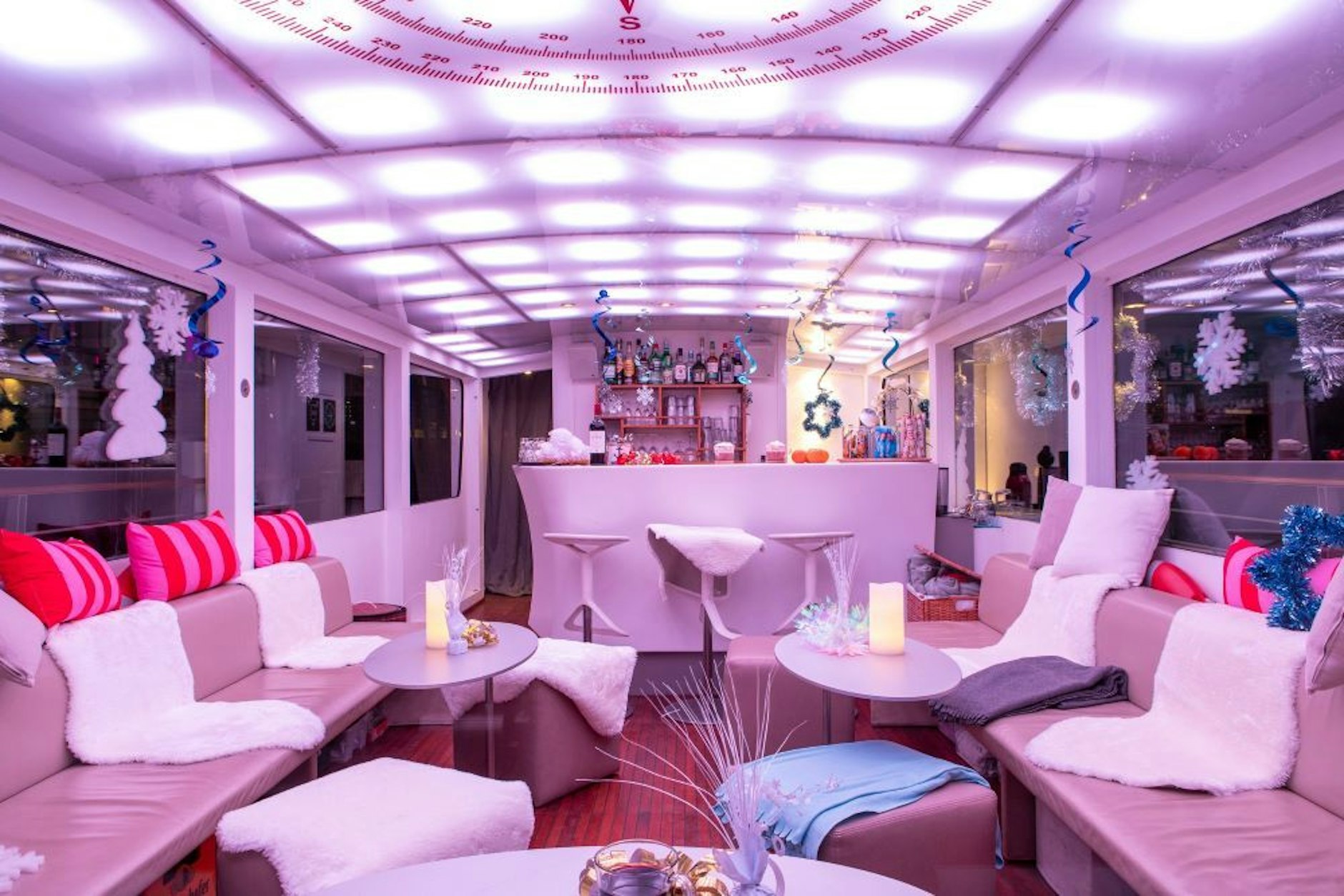 Blick in den Innenraum mit Bar, kuschligen Decken und die Farbe der Beleuchtung können Sie bestimmen!