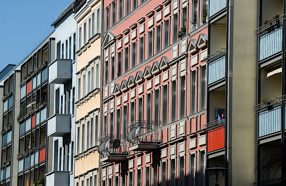 Wohnungen in Berlin: Die Mieten rennen den staatlichen Zuschüssen fürs Wohnen davon.
