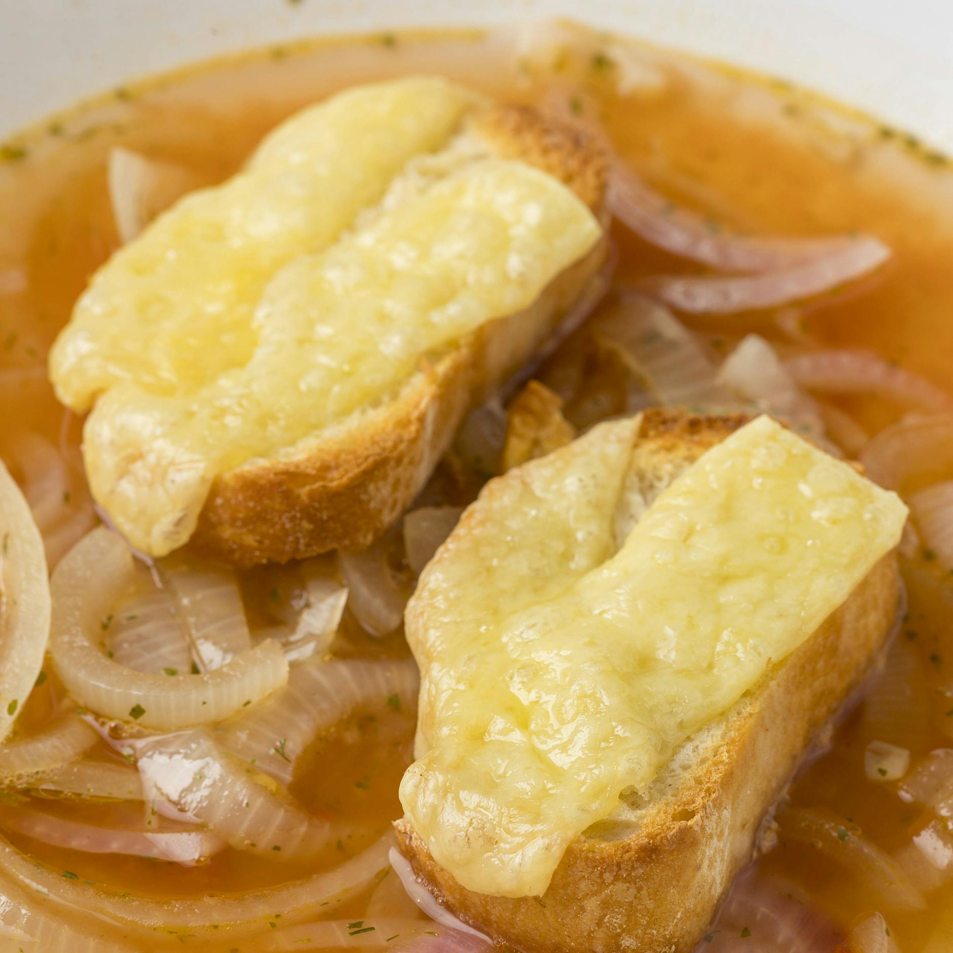 Klassisches Rezept für Zwiebelsuppe: Die wärmt von innen