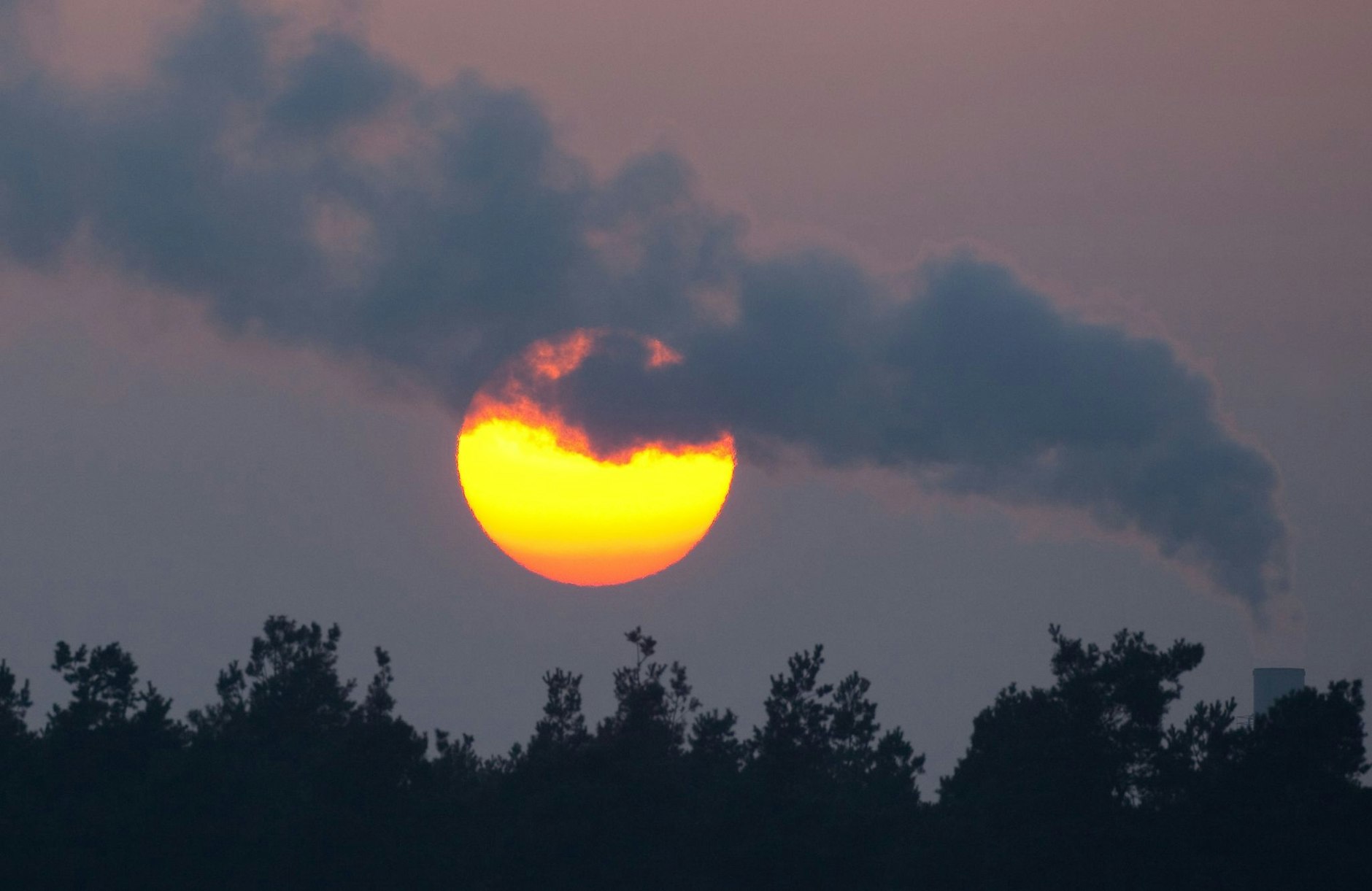 ARCHIV - Die Forscher der Organisation Carbon Disclosure Project weisen darauf hin, dass zwischen den von den G7-Nationen politisch ausgegebenen Klimazielen und der tatsächlichen Transformation der Wirtschaft eine deutliche Lücke klafft.  a