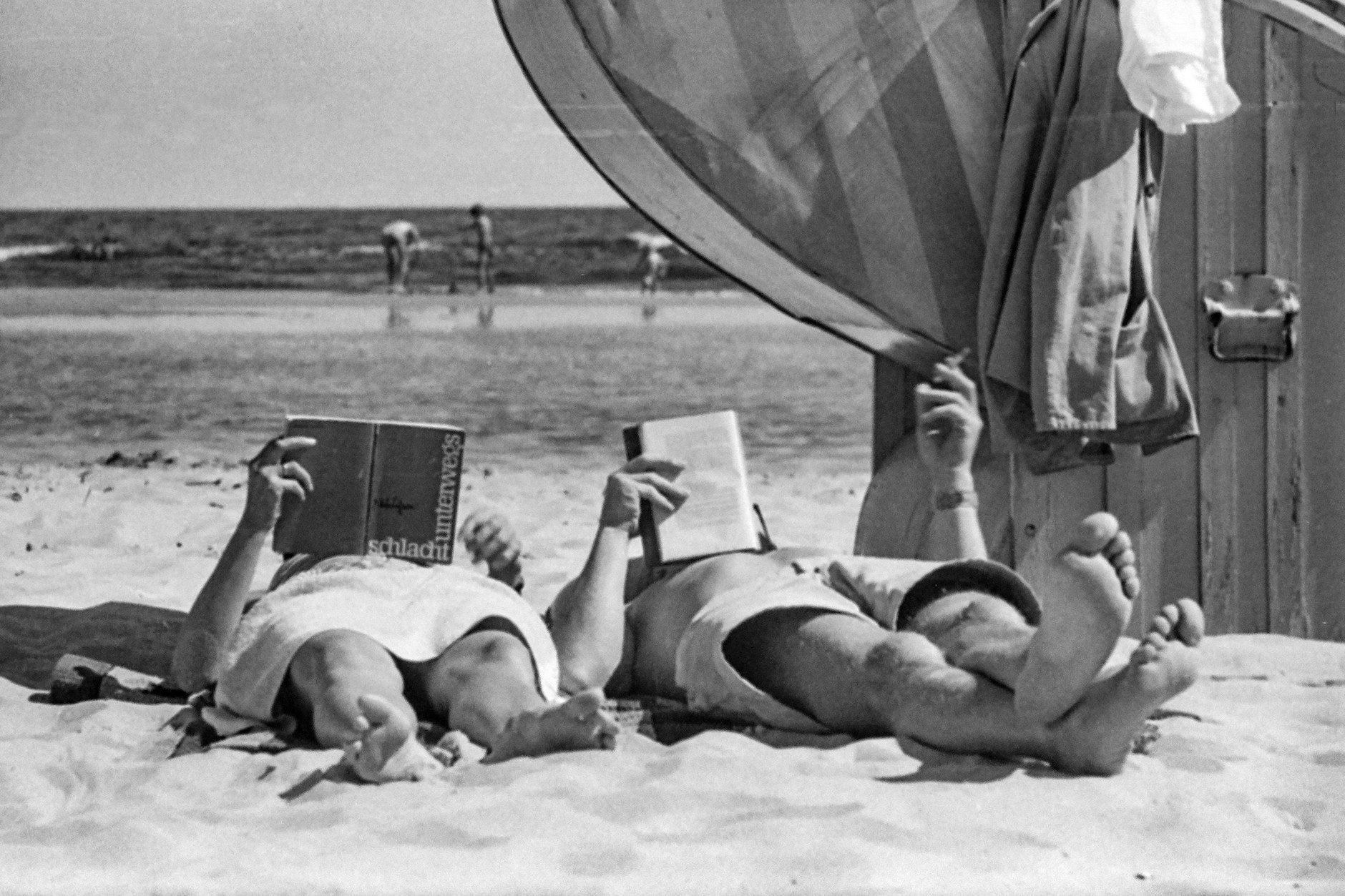 Sommer 1963. Irgendwo an der Ostsee. Eine Frau liest die 1962 in der DDR veröffentlichte Übersetzung des sowjetischen Romans „Schlacht unterwegs“ von Galina Nikolajewa. Ein Bild aus der Ausstellung „Leseland DDR“.