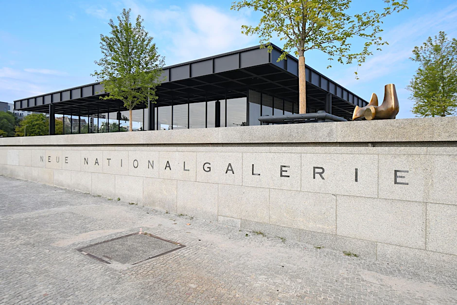 ARCHIV - Die Neue Nationalgalerie in Berlin.  a