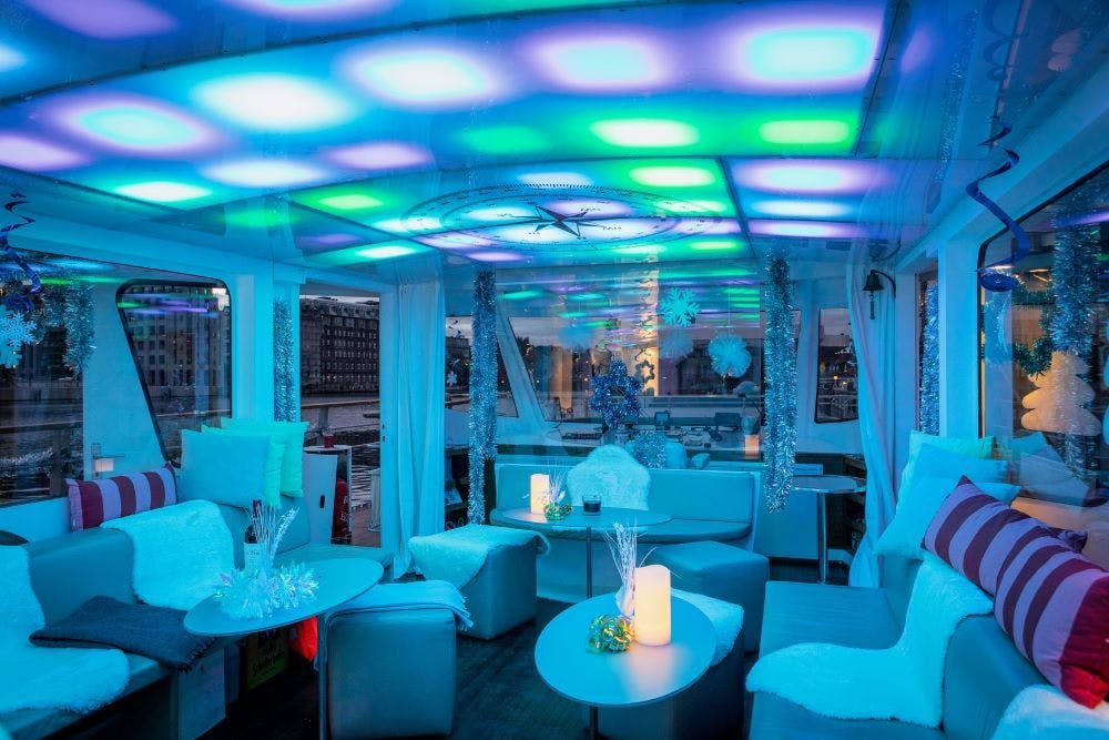 Blick in den Innenraum nach vorn zum Bug.