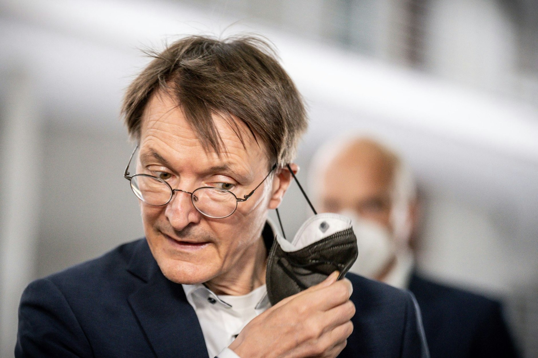 Das Tragen von Masken in Bus und Bahn ist weiterhin «sinnvoll und notwendig», sagt der Bundesgesundheitsminister.  