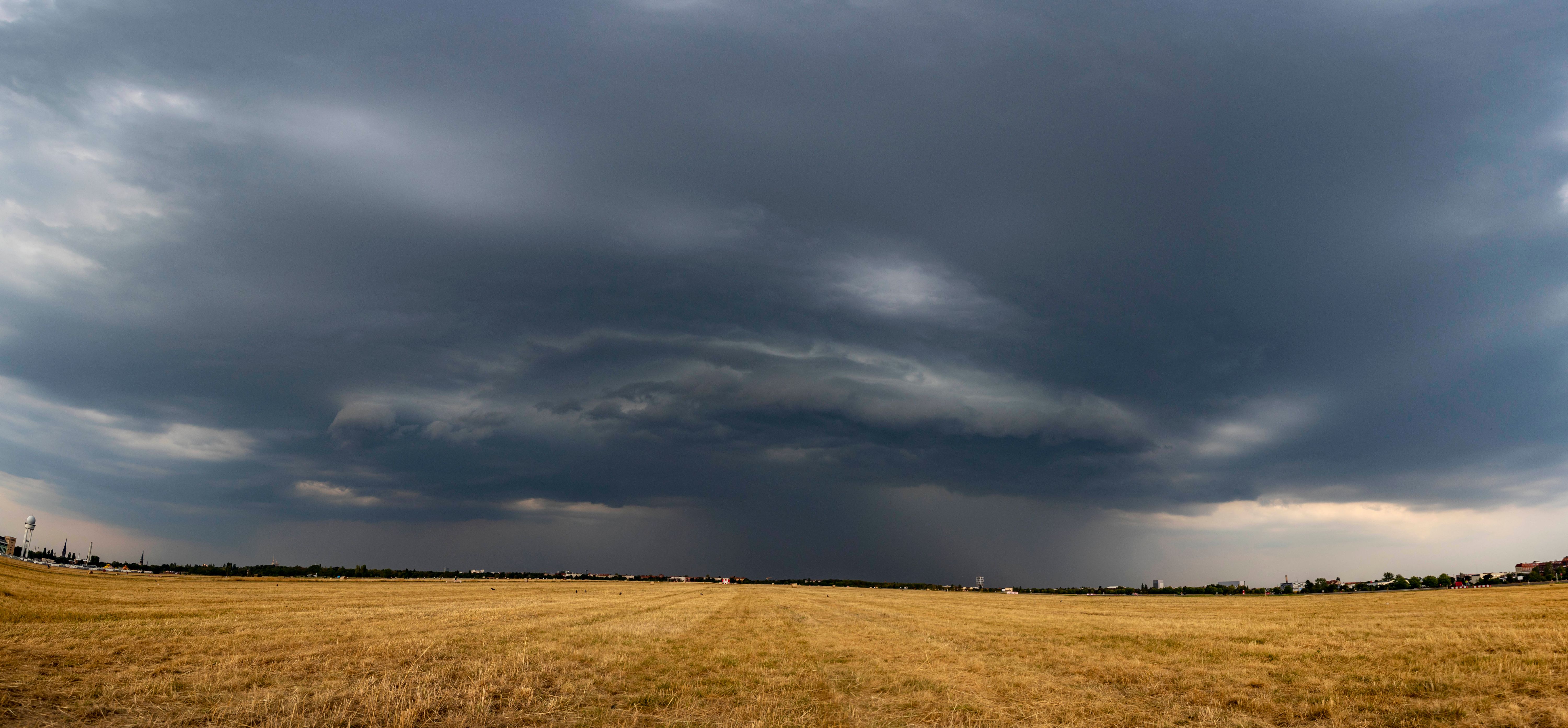 Wetter In Berlin: Gewitter Drohen, Starker Wind Kommt Auf