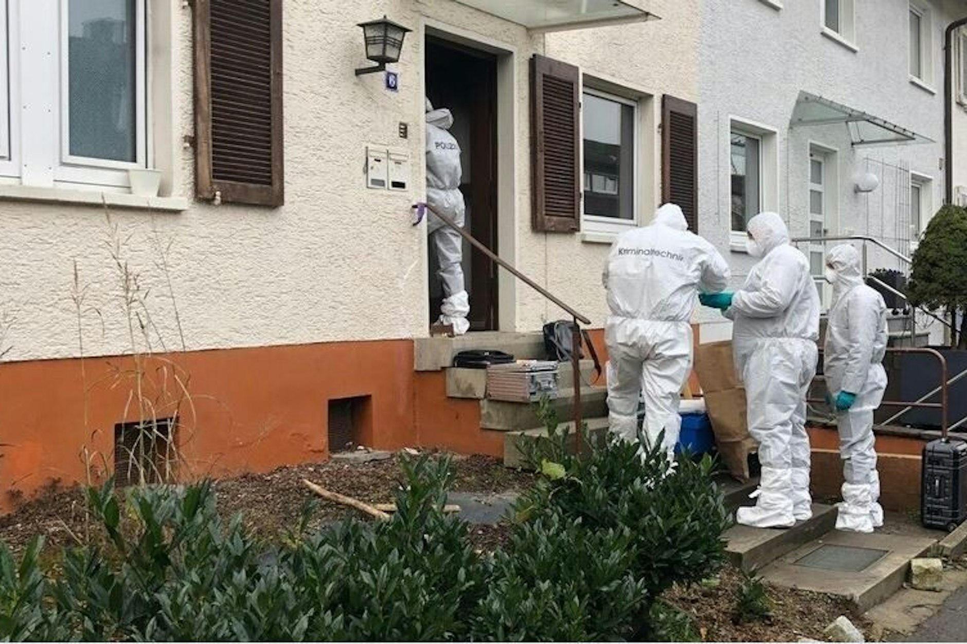 In Baden-Baden hat ein Mann die sechsjährige Nachbarstochter getötet und sich an ihrer Leiche vergangen.