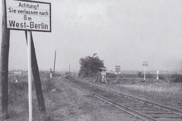 In Rudow kam die Neukölln-Mittenwalder Eisenbahn der DDR-Grenze ziemlich nahe. 1948 wurde die Strecke ins Umland unterbrochen.