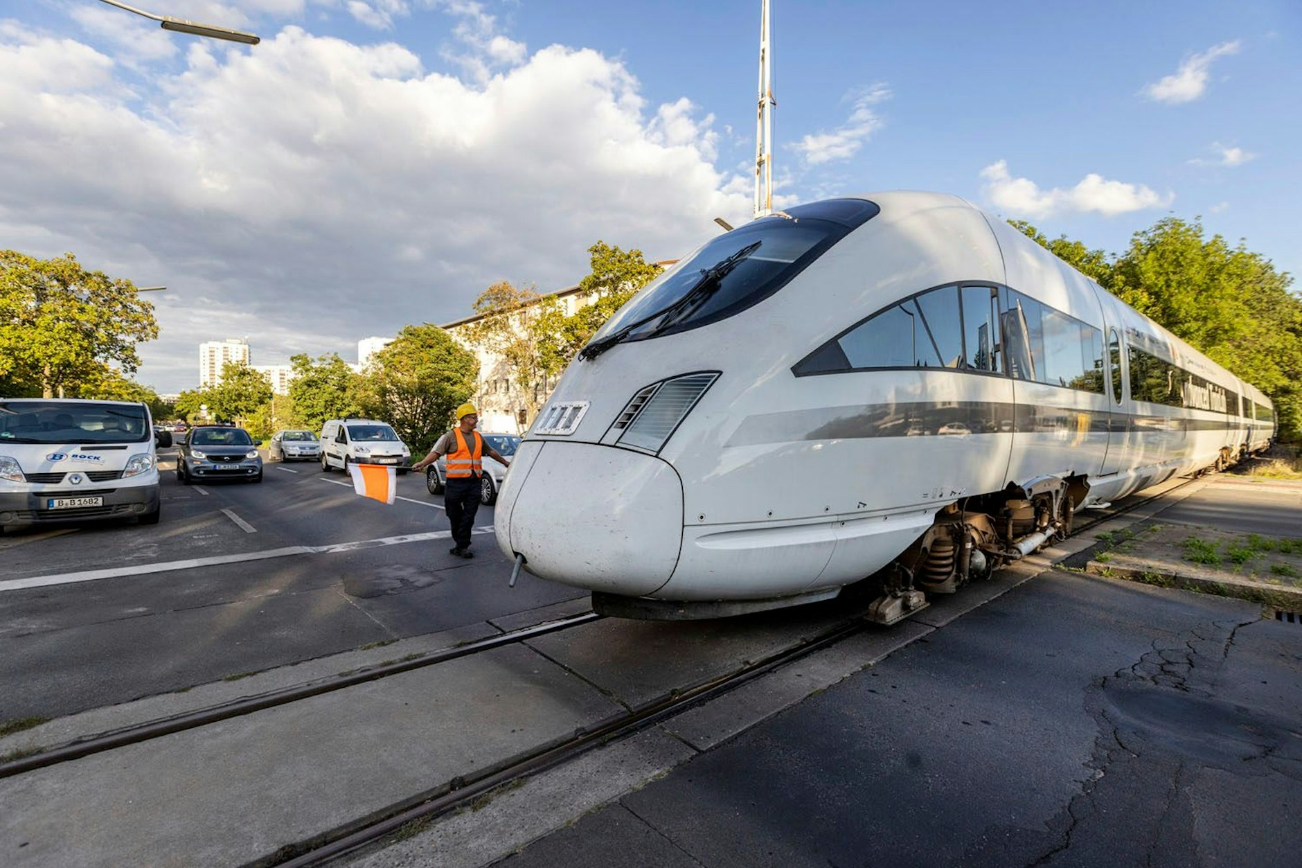 So ein Zug ist hier noch nie gefahren. Das advanced TrainLab kreuzt eine Straße im Süden von Neukölln. Ein Posten sichert den Bahnübergang, damit der Diesel-ICE passieren kann.